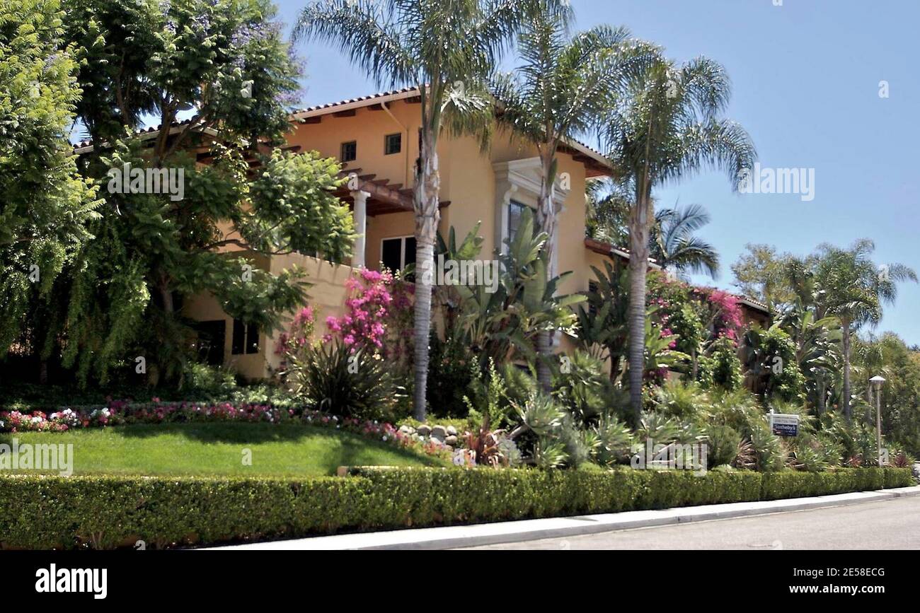 Pourrait-il s'agir de la nouvelle maison de Britney Spears ? Selon certains rapports, Britney a acheté cette maison de trois étages de 8,370 mètres carrés de style méditerranéen d'une valeur de 6,550,000 dollars qui s'étend sur 3.11 hectares. La maison, qui appartenait autrefois à l'acteur Ray Liotta, a cinq chambres et huit salles de bains et est construite autour d'une cour centrale avec une piscine. Il dispose d'un aménagement paysager avec des cascades, des bassins de koï et des arbres fruitiers. Il dispose également d'une cuisine gastronomique et d'une suite principale avec deux salles de bains en marbre et placards sur mesure. Alimenter les rapports que Britney a acheté la maison est un panneau annulant une maison ouverte prévue pour aujourd'hui. Brit Banque D'Images