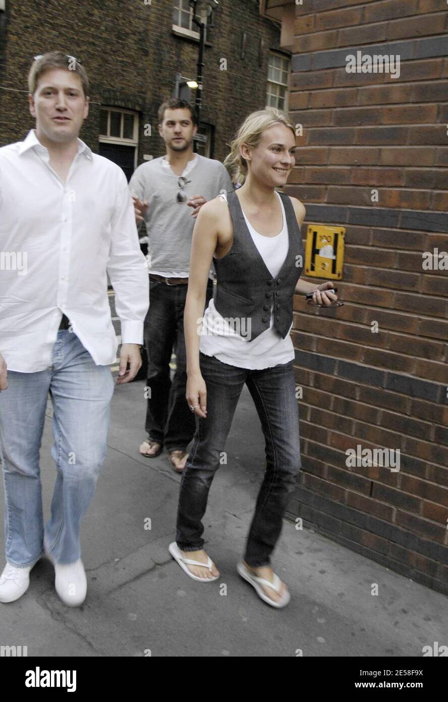 Diane Kruger et Joshua Jackson promenez-vous dans les rues de Soho, Londres, Royaume-Uni. 8/3/07. [[carte]] Banque D'Images