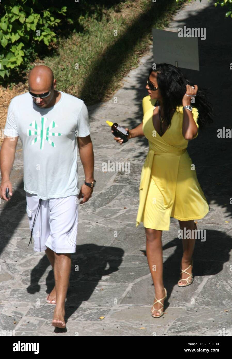 Mel B et son petit ami Stephen Belafonte quittent leur hôtel de luxe pour aller à un club de danse populaire de Miami le dimanche après-midi en bord de plage. À son arrivée, le Spicegirl a ôté sa robe jaune canari pour révéler son maillot de bain à imprimé animal qui a également révélé à quel point elle était devenue bootylicious. Le couple a partié la journée avec des pals et beaucoup de champagne et de bière ont été consommés à leur table. Miami Beach, Floride 8/5/07. [[balise]] Banque D'Images