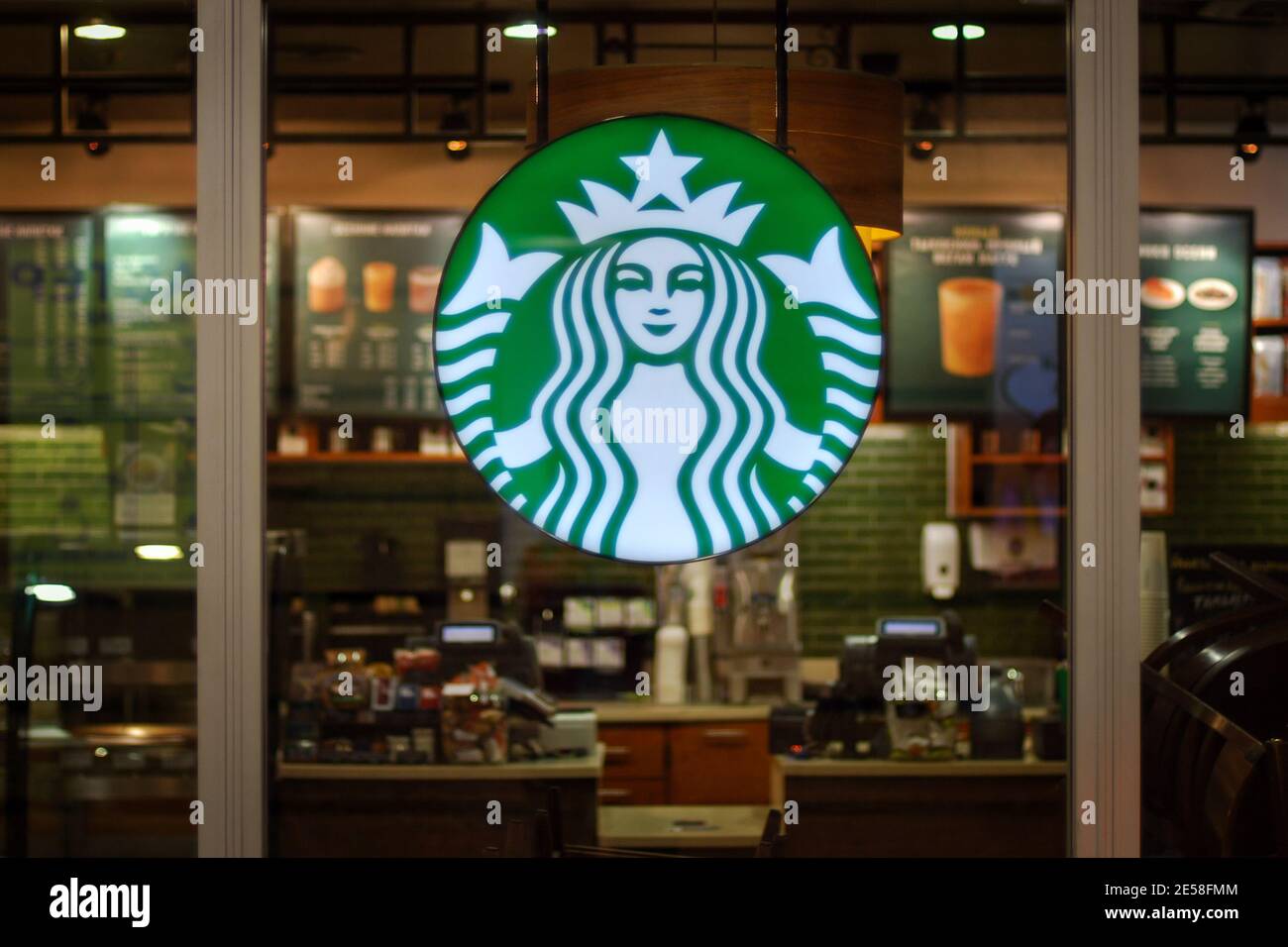 Intérieur de café Starbucks - logo de la société sur la porte vitrée,  Moscou, 27.09.2019 Photo Stock - Alamy