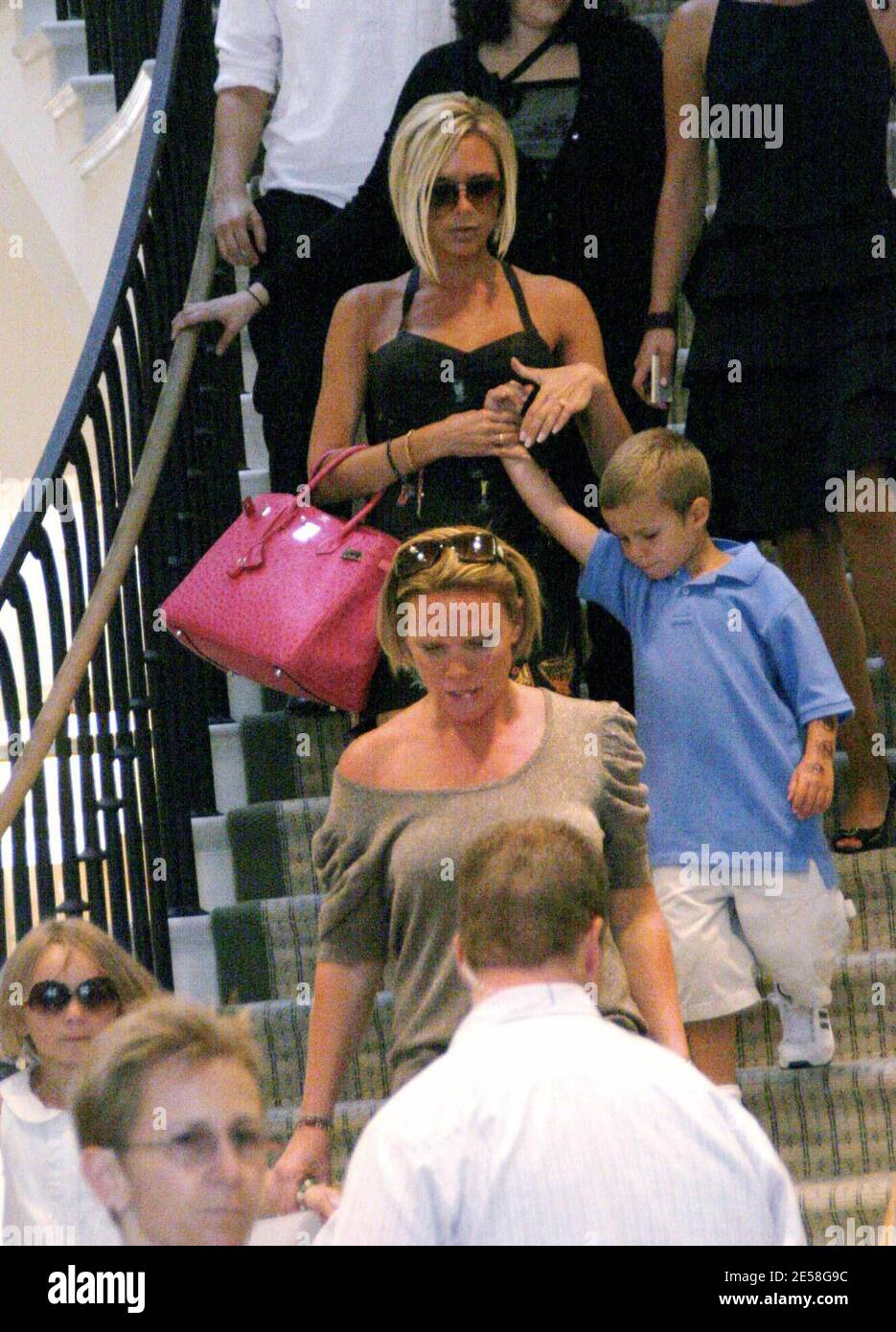 Victoria Beckham, qui se cache depuis des jours dans sa maison de Beverly Hills, a fait une rare sortie shopping à Barney's de New York avec un entourage. Beverly Hills, Californie 8/10/07. [[ral]] Banque D'Images