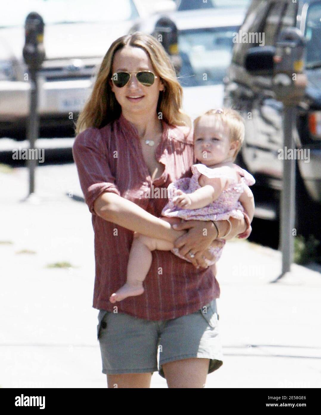 Exclusif !! fiance de Tobey Maguire, Jennifer Meyer et leur jolie fille Ruby se promènent le dimanche dans les boutiques avec un ami. Los Angeles, Californie, 8/12/07. [[rac ral]] Banque D'Images