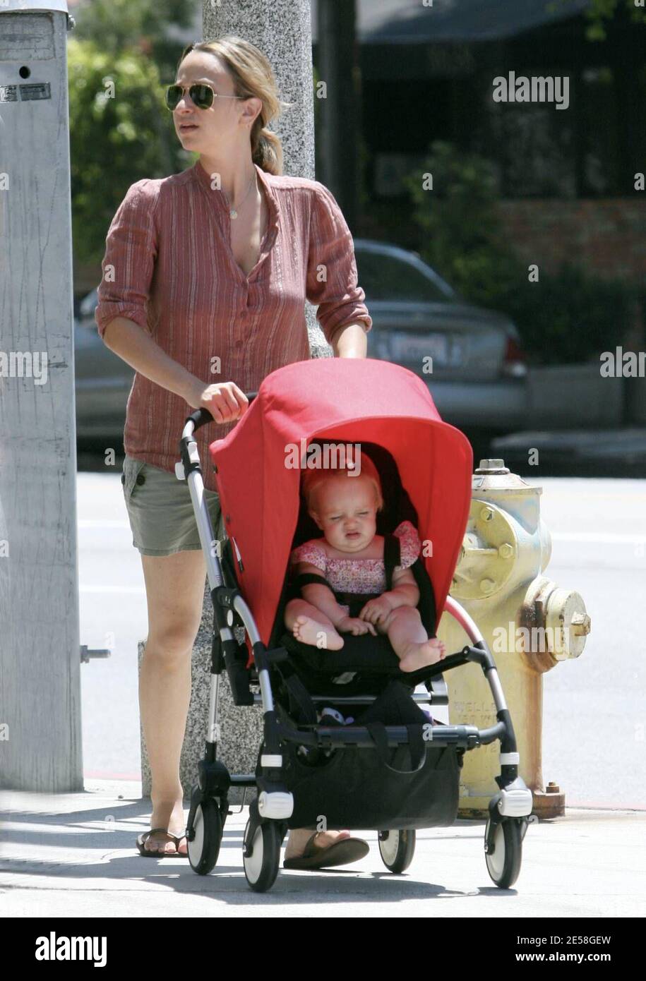 Exclusif !! fiance de Tobey Maguire, Jennifer Meyer et leur jolie fille Ruby se promènent le dimanche dans les boutiques avec un ami. Los Angeles, Californie, 8/12/07. [[rac ral]] Banque D'Images