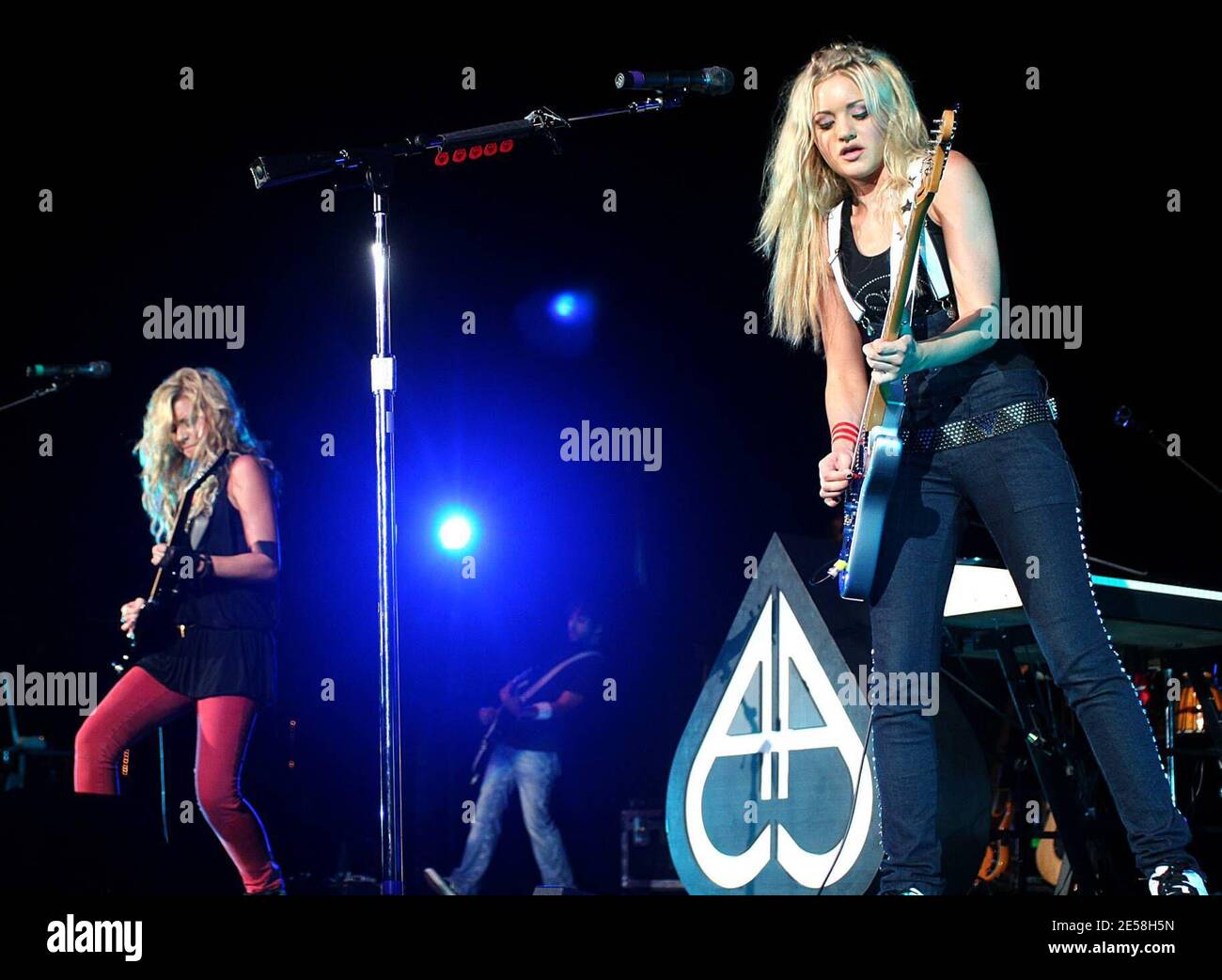 LYA(L) et AJ of Aly & AJ se sont produits en concert à l'amphithéâtre Sound Advice. West Palm Beach, Floride 8/19/07. [[fa]] Banque D'Images