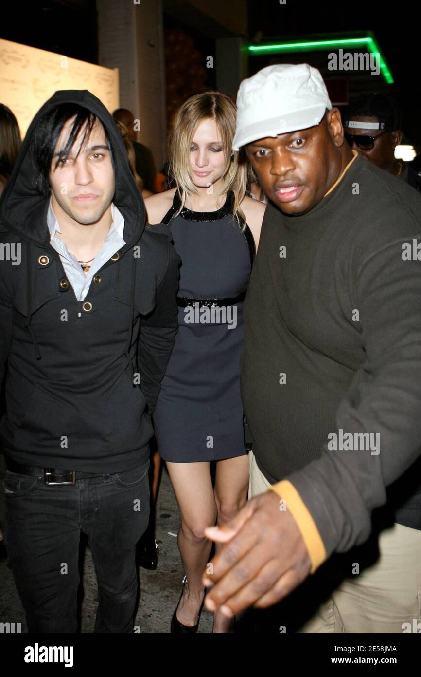 Pete Wentz du groupe Fall Out Boy et sa petite amie Ashley Simpson à la fête anniversaire d'un an pour Tenjune. New York, NY. 9/5/07. Banque D'Images