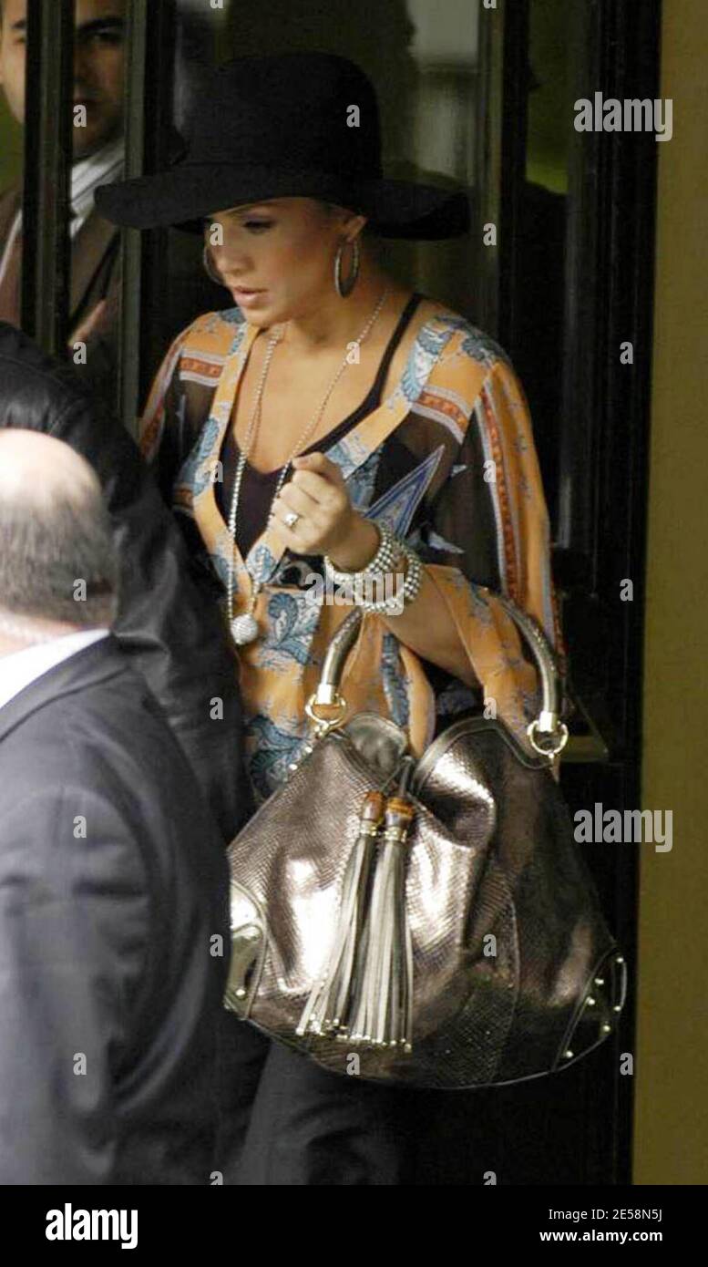 Avec des rumeurs de grossesse volante, la superstar Jennifer Lopez quitte  son hôtel de Londres sur son chemin à radio One avec le hubby Marc Anthony.  Lopez avait un sac à main
