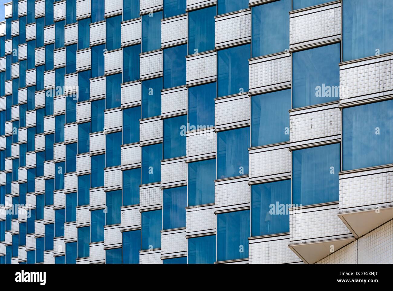 Fenêtres blanches et bleues dans une tour d'hôtel à Kowloon, Hong Kong Banque D'Images