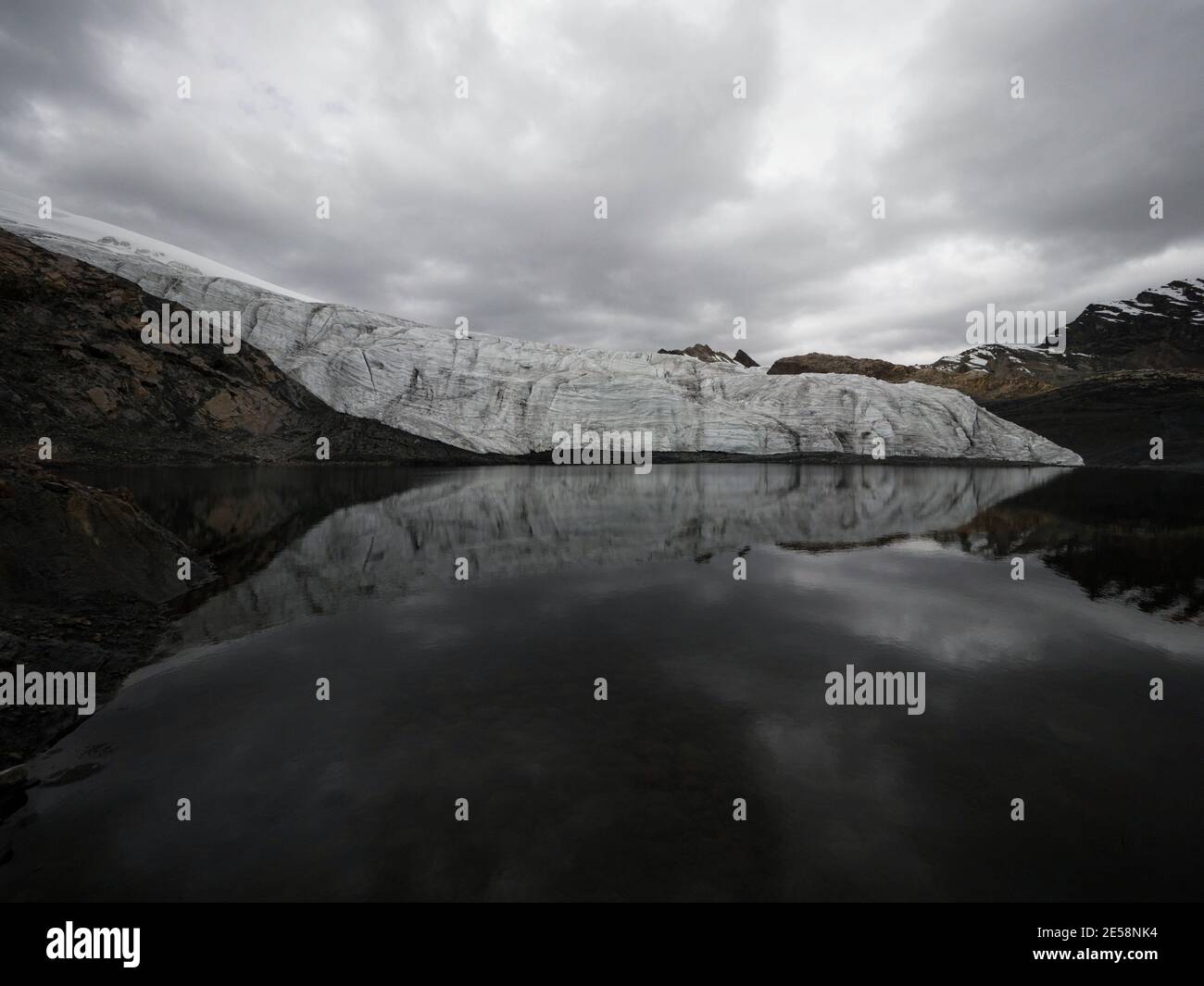 Panorama miroir reflet vue du glacier Pastoruri fonte neige glace lac Cordillera Blanca Huaraz Ancash Pérou Andes, Amérique du Sud Banque D'Images