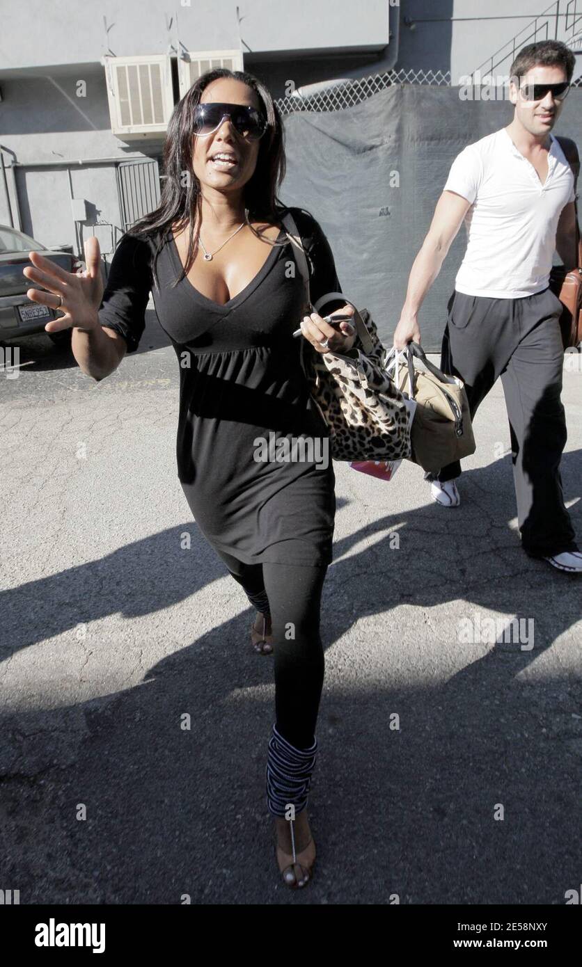 Mel B a tous été souriant aujourd'hui alors qu'elle quittait le 3rd Street Dance Studio avec sa partenaire de danse pro Maksim Chmerkovski. Mel B apparaît dans « Dancing with the Stars » d'ABC. La paire a passé la journée à pratiquer ses mouvements. Los Angeles, Californie, 10/3/07. [[xxx aab]] Banque D'Images