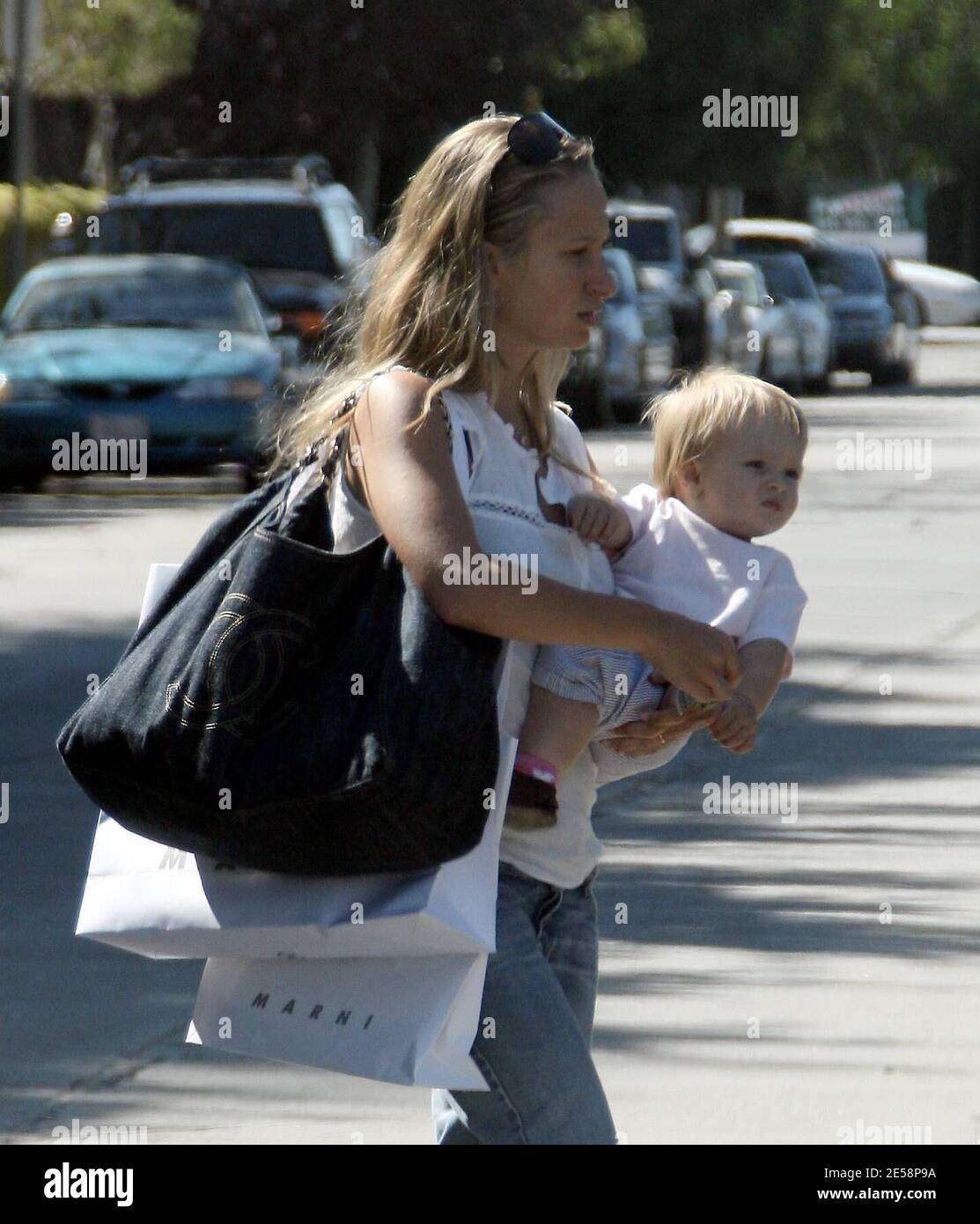 Exclusif On dirait que la femme de Tobey Maguire Jennifer et sa fille Ruby ont passe une petite fille a magasiner aujourd hui. Jennifer a quitte le magasin de vetements de designer