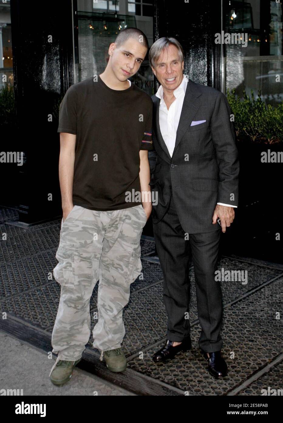 Tommy Hilfiger et son Rich, co-directeur général de Young Rich and Famous  Entertainment, font leur chemin de retour dans un hôtel à Soho, NY.  10/4/07. [[faa]] Photo Stock - Alamy