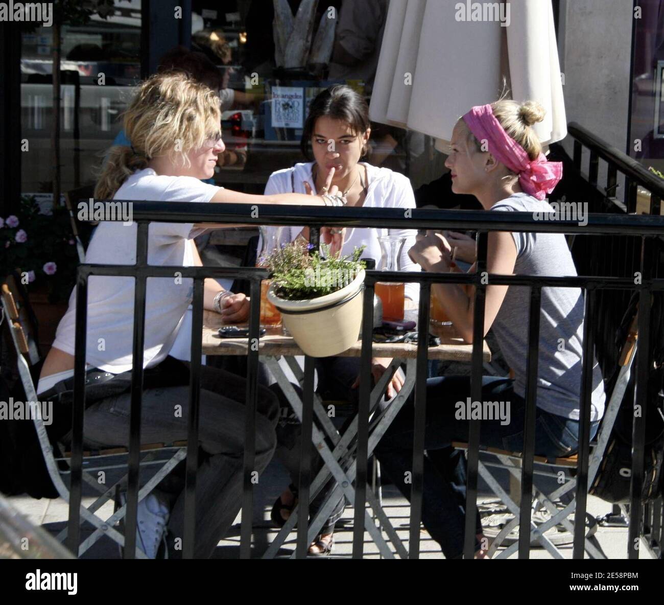 Exclusif !! Michelle Rodriguez déjeuners avec des amis au pain Quotidien et par le regard de lui, la nourriture était très bonne. Beverly Hills, Californie, 10/6/07. [[rac ral]] Banque D'Images