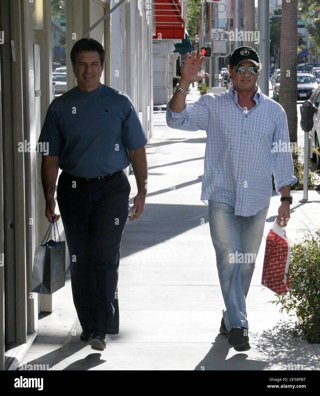 Exclusif !! Les garçons savent aussi faire leurs achats ! Sylvester Stallone passe un après-midi à faire du shopping avec un ami à Beverly Hills, en Californie, le 10/6/07. [[rac ral]] Banque D'Images
