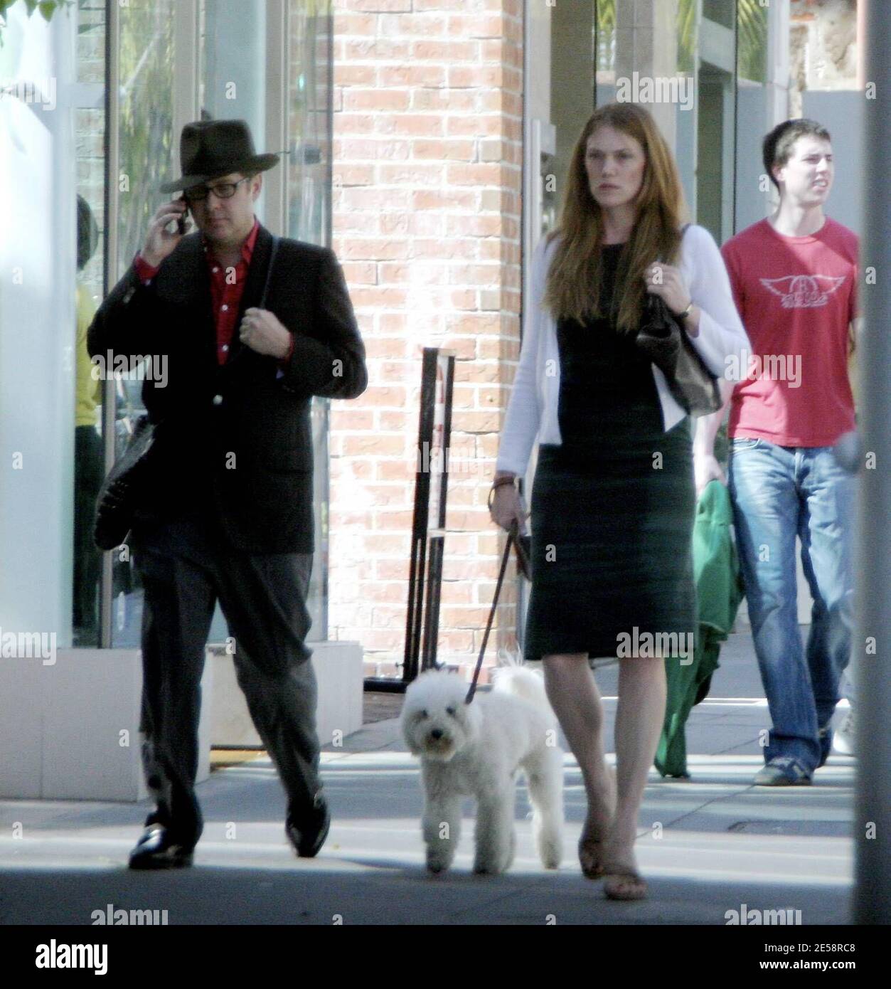 Exclusif !! James Spader et son partenaire Leslie Stefanson passent un après-midi à faire du shopping sur Rodeo Drive à Beverly Hills, en Californie, le 10/12/07. [[rac ral]] Banque D'Images