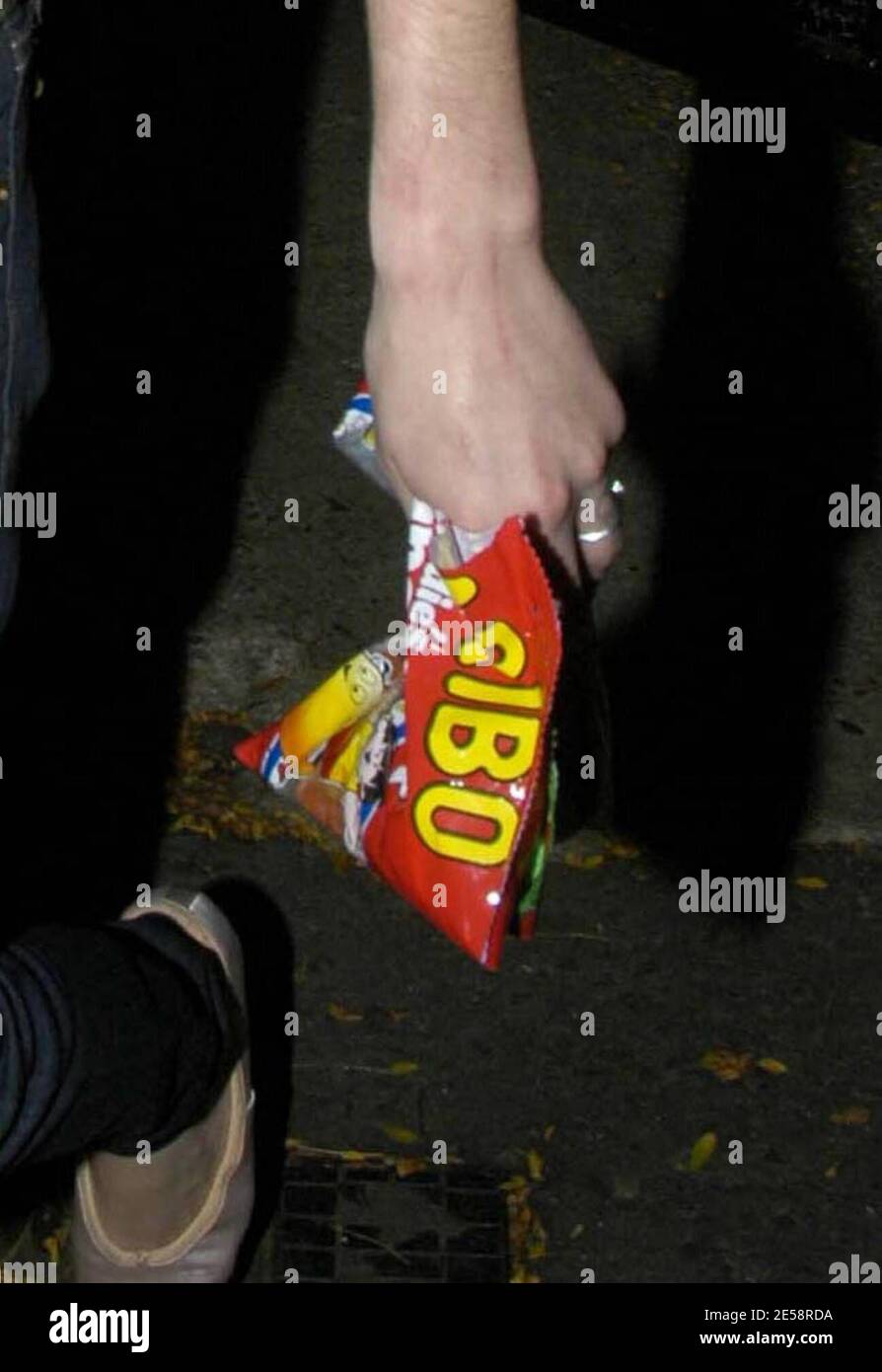 La chanteuse Amy Winehouse quitte sa maison du nord de Londres en emportant un sac de bonbons Haribo. Londres, Royaume-Uni. 10/13/07. [[carte]] Banque D'Images