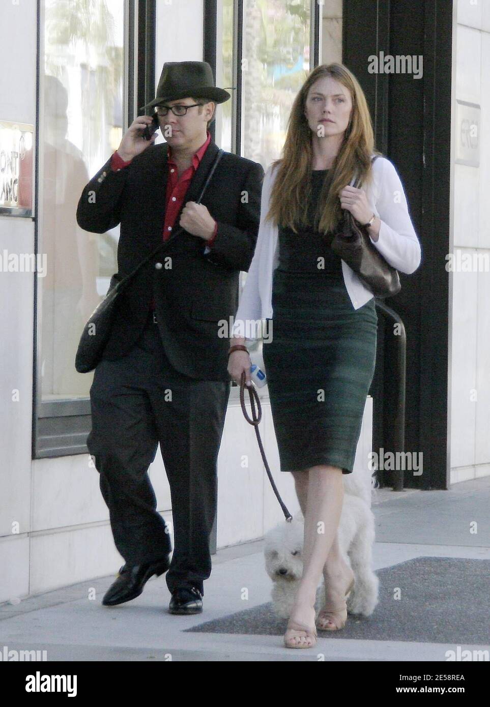 Exclusif !! James Spader et son partenaire Leslie Stefanson passent un après-midi à faire du shopping sur Rodeo Drive à Beverly Hills, en Californie, le 10/12/07. [[rac ral]] Banque D'Images