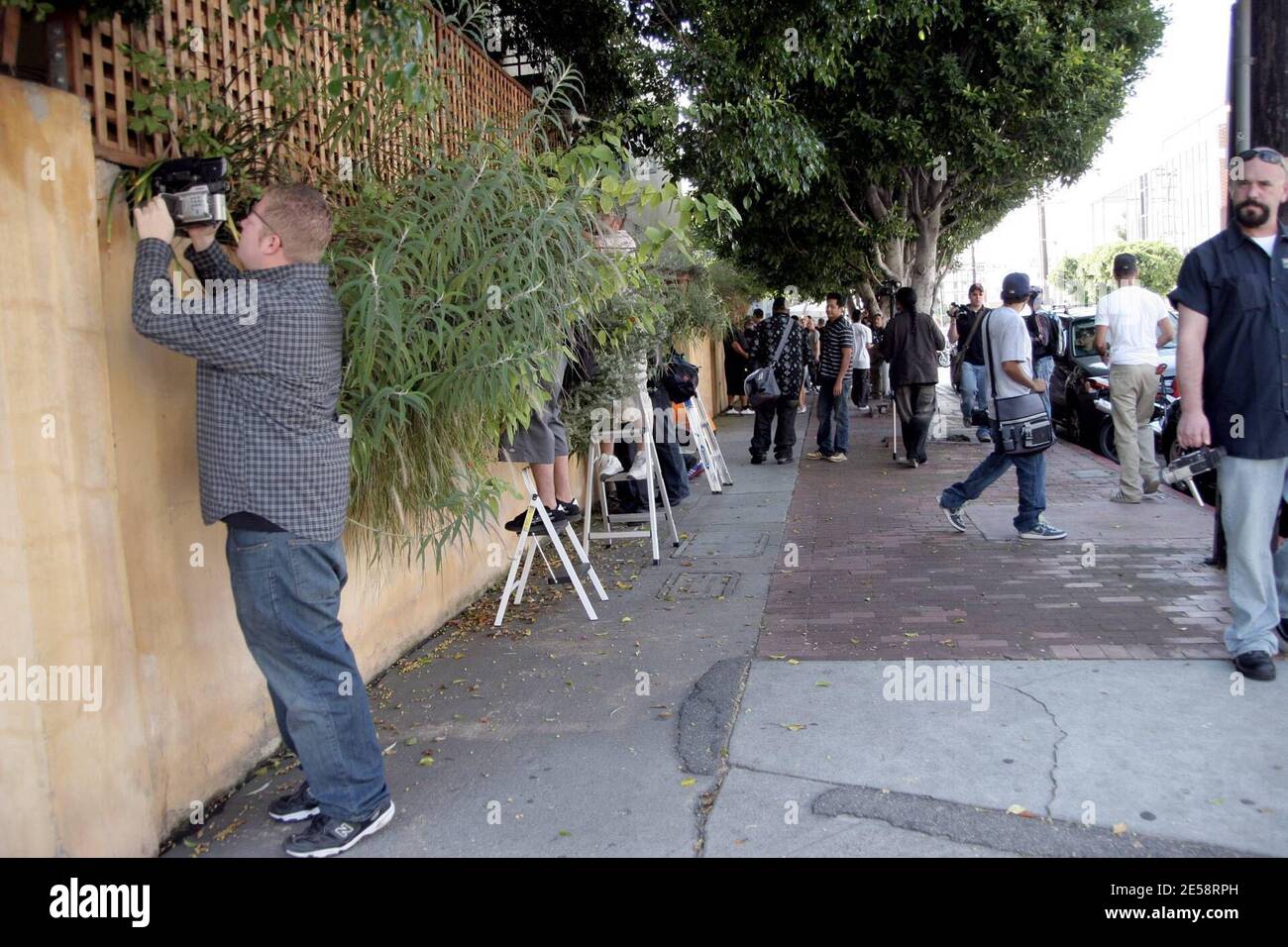 Lindsay Lohan a peut-être été en dehors de la chaux-lumière pendant deux mois en réadaptation, mais elle n'a pas perdu sa place sur les rangs des photos de célébrités incontournables. Lohan a fait son chemin à travers une énorme foule de photographes alors qu'elle sortait d'Orso après le déjeuner aujourd'hui. Lindsay ne semblait pas avoir à l'esprit l'attention, cependant, car elle semblait smirking comme elle se cacha derrière son garde de sécurité. Los Angeles, Californie, 10/17/07. [[rac ral]] Banque D'Images