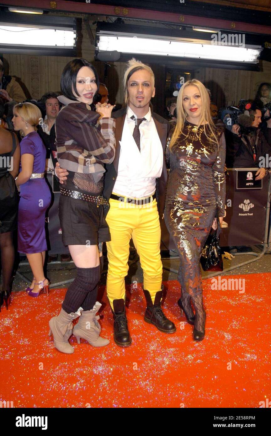 Des célébrités assistent aux Swarovski Fashion Rocks au Royal Albert Hall de Londres. Parmi les participants, mentionnons UMA Thurman, Victoria Silvstedt, Lily Allen, Kate Moss, Alicia Keys, Beth Dito, Heather Graham, Claudia Schiffer, Samuel L. Jackson, Yasmin le bon, Giorgio Armani, Donatella Versace, Princess Beatrice, Louise Redknggy, David Druff, Ikinson Pop, Trinny Woodall, Joely Richardson, Nesbitt et James Palmer Toma Tarbitt. Londres, Royaume-Uni. 10/18/07. [[carte]] Banque D'Images