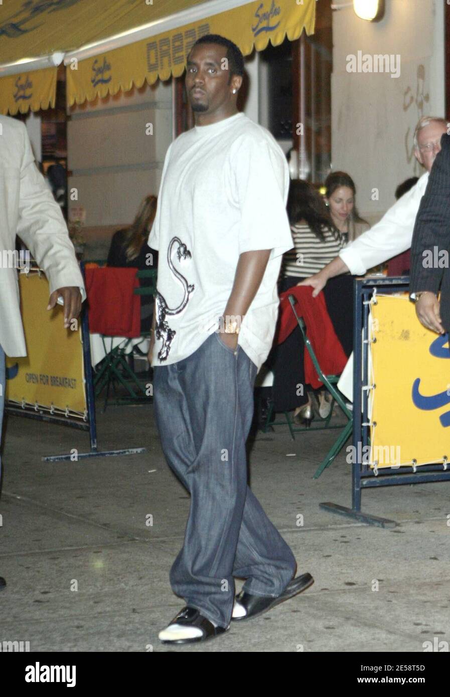 Exclusif !! P Diddy met une dure journée au bureau. Diddy, vêtu de jeans, de tongs et de chaussettes, a été repéré laissant son quartier général de Bad Boy Entertainment après la tombée de la nuit. New York, NY. 10/23/07. [[faa]] Banque D'Images