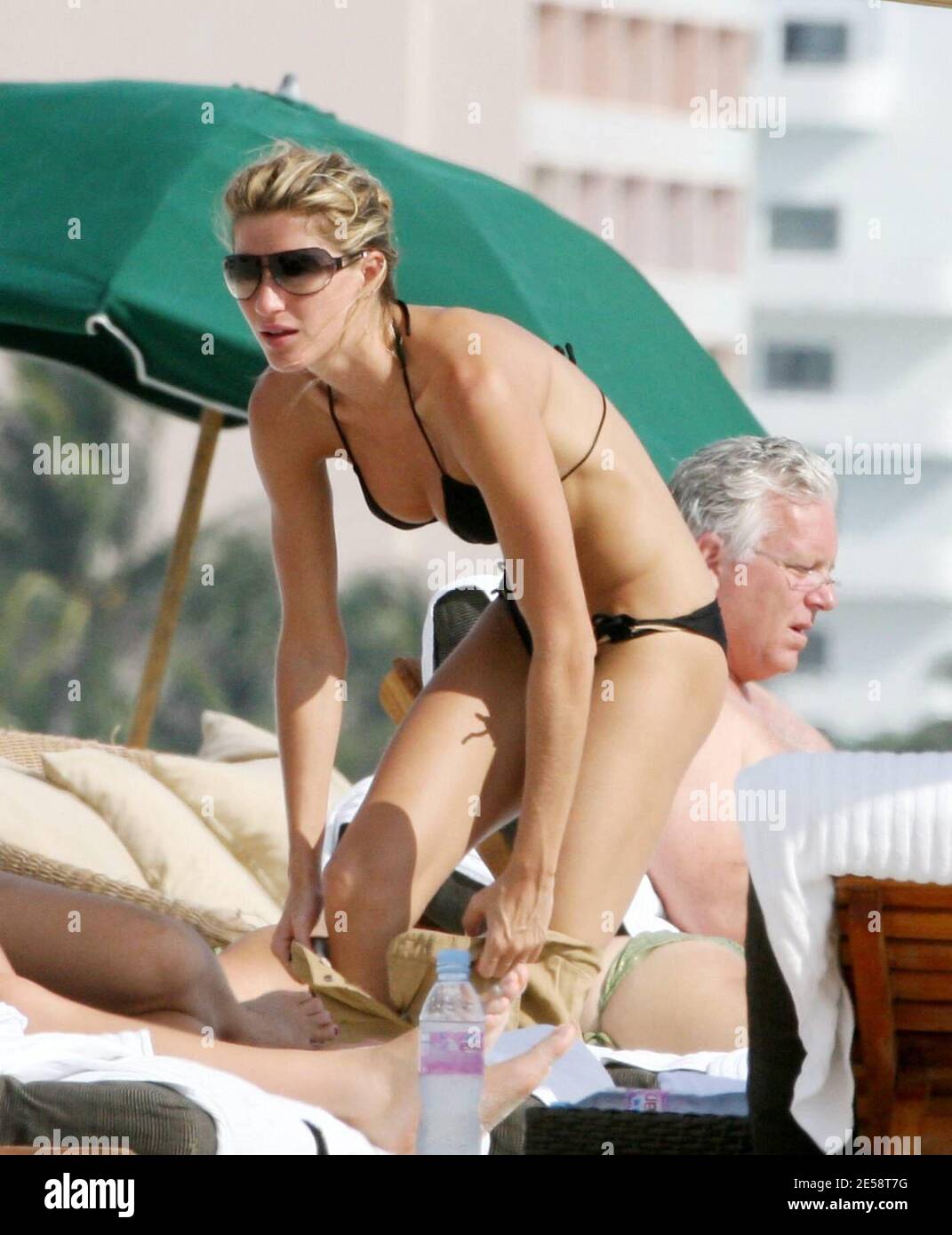 Exclusif !! Le mannequin Gisele BŸndchen passe une deuxième journée avec un ami à Miami Beach. Son corps super-tonique a trahi des signes de cellulite sur son dos. Elle est en ville pour soutenir le petit ami, l'équipe Tom Brady whoÕs, star du football de la Nouvelle-Angleterre Patriot, joue un match contre les Dolphins de Miami ce week-end. Miami, FL 10/20/07. [[balise mab]] Banque D'Images