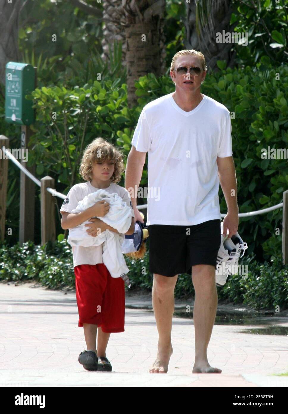 Exclusif !! Boris Becker prend son fils Elias pour une promenade dans le surf. Elias a fait des bombes de sable et les a jetées dans l'océan tandis que papa a tenu son jouet mignon lion, Miami Beach, FL. 10/19/07. [[balise mab]] Banque D'Images