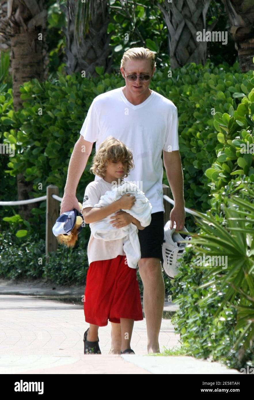 Exclusif !! Boris Becker prend son fils Elias pour une promenade dans le surf. Elias a fait des bombes de sable et les a jetées dans l'océan tandis que papa a tenu son jouet mignon lion, Miami Beach, FL. 10/19/07. [[balise mab]] Banque D'Images