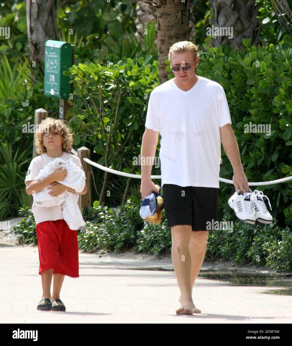 Exclusif !! Boris Becker prend son fils Elias pour une promenade dans le surf. Elias a fait des bombes de sable et les a jetées dans l'océan tandis que papa a tenu son jouet mignon lion, Miami Beach, FL. 10/19/07. [[balise mab]] Banque D'Images