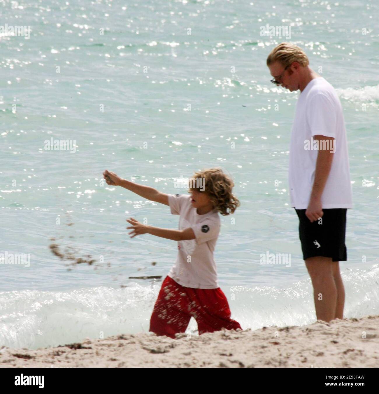Exclusif !! Boris Becker prend son fils Elias pour une promenade dans le surf. Elias a fait des bombes de sable et les a jetées dans l'océan tandis que papa a tenu son jouet mignon lion, Miami Beach, FL. 10/19/07. [[balise mab]] Banque D'Images