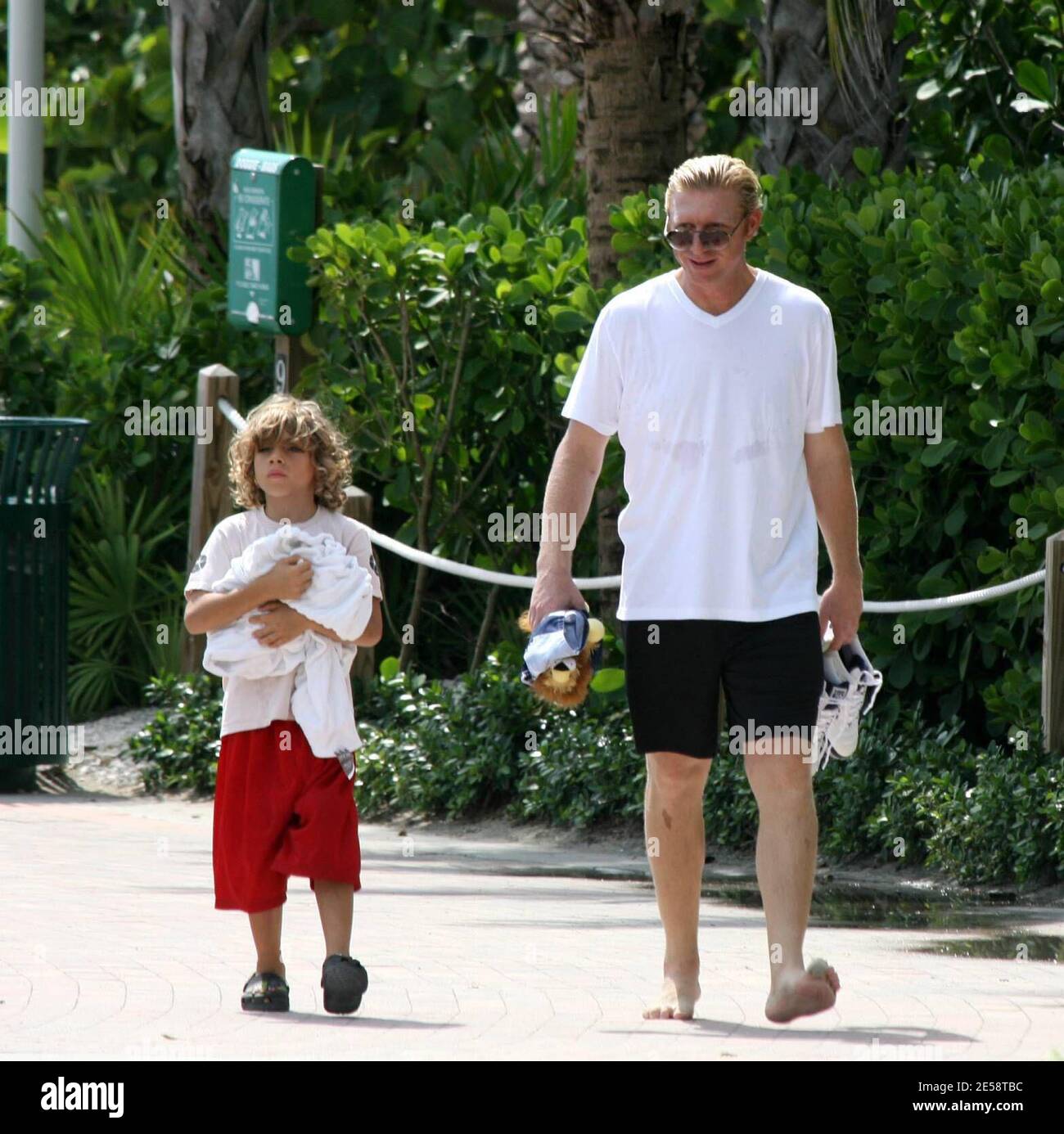 Exclusif !! Boris Becker prend son fils Elias pour une promenade dans le surf. Elias a fait des bombes de sable et les a jetées dans l'océan tandis que papa a tenu son jouet mignon lion, Miami Beach, FL. 10/19/07. [[balise mab]] Banque D'Images