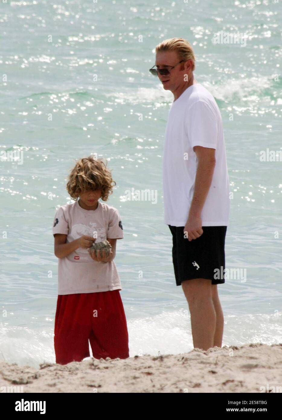 Exclusif !! Boris Becker prend son fils Elias pour une promenade dans le surf. Elias a fait des bombes de sable et les a jetées dans l'océan tandis que papa a tenu son jouet mignon lion, Miami Beach, FL. 10/19/07. [[balise mab]] Banque D'Images