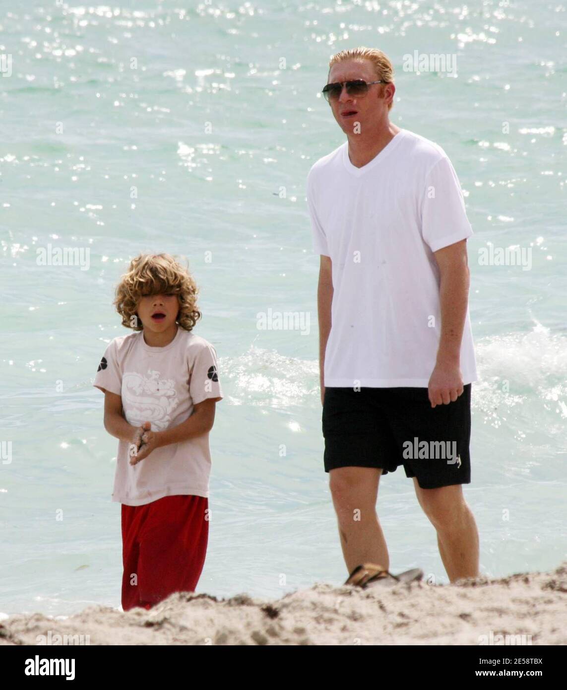 Exclusif !! Boris Becker prend son fils Elias pour une promenade dans le surf. Elias a fait des bombes de sable et les a jetées dans l'océan tandis que papa a tenu son jouet mignon lion, Miami Beach, FL. 10/19/07. [[balise mab]] Banque D'Images