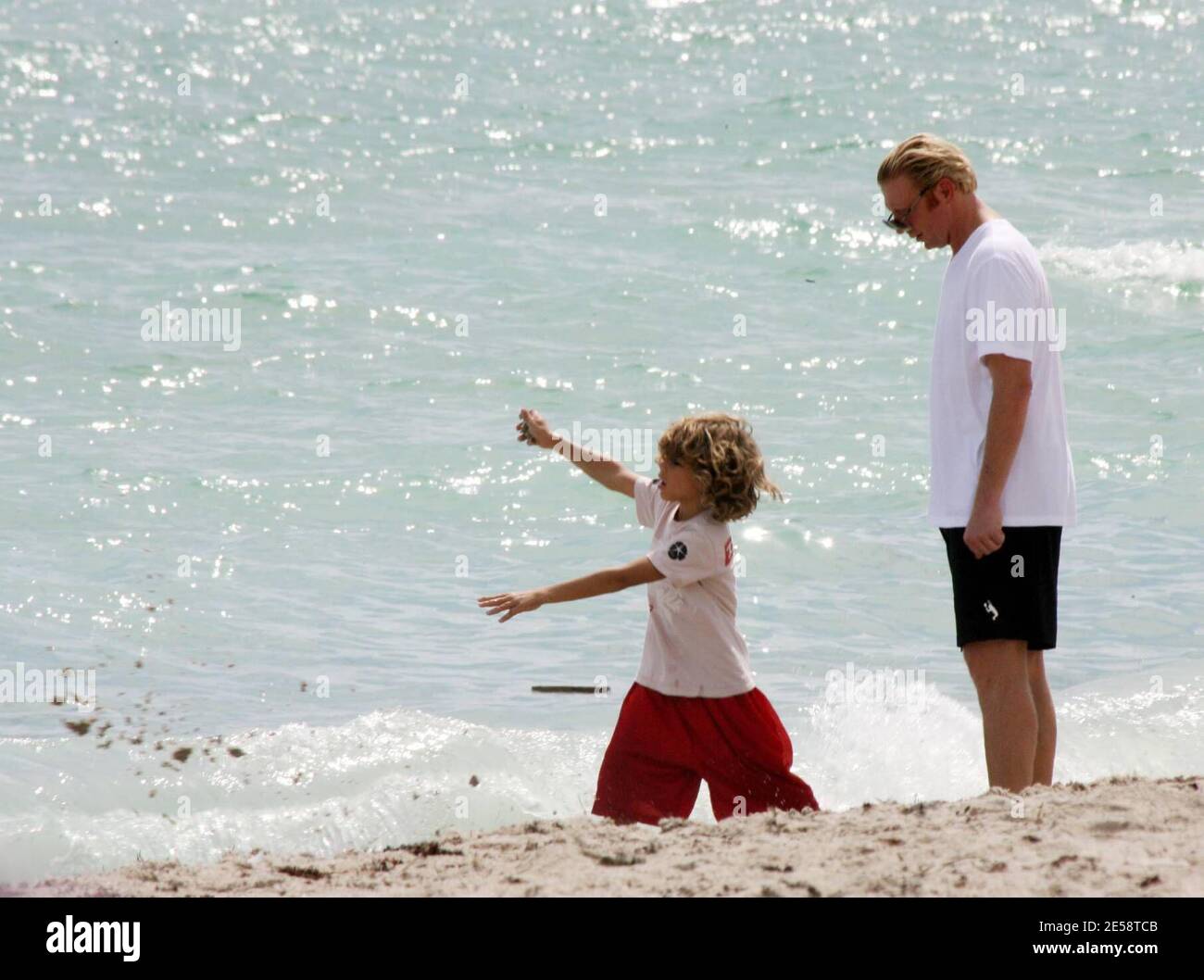 Exclusif !! Boris Becker prend son fils Elias pour une promenade dans le surf. Elias a fait des bombes de sable et les a jetées dans l'océan tandis que papa a tenu son jouet mignon lion, Miami Beach, FL. 10/19/07. [[balise mab]] Banque D'Images