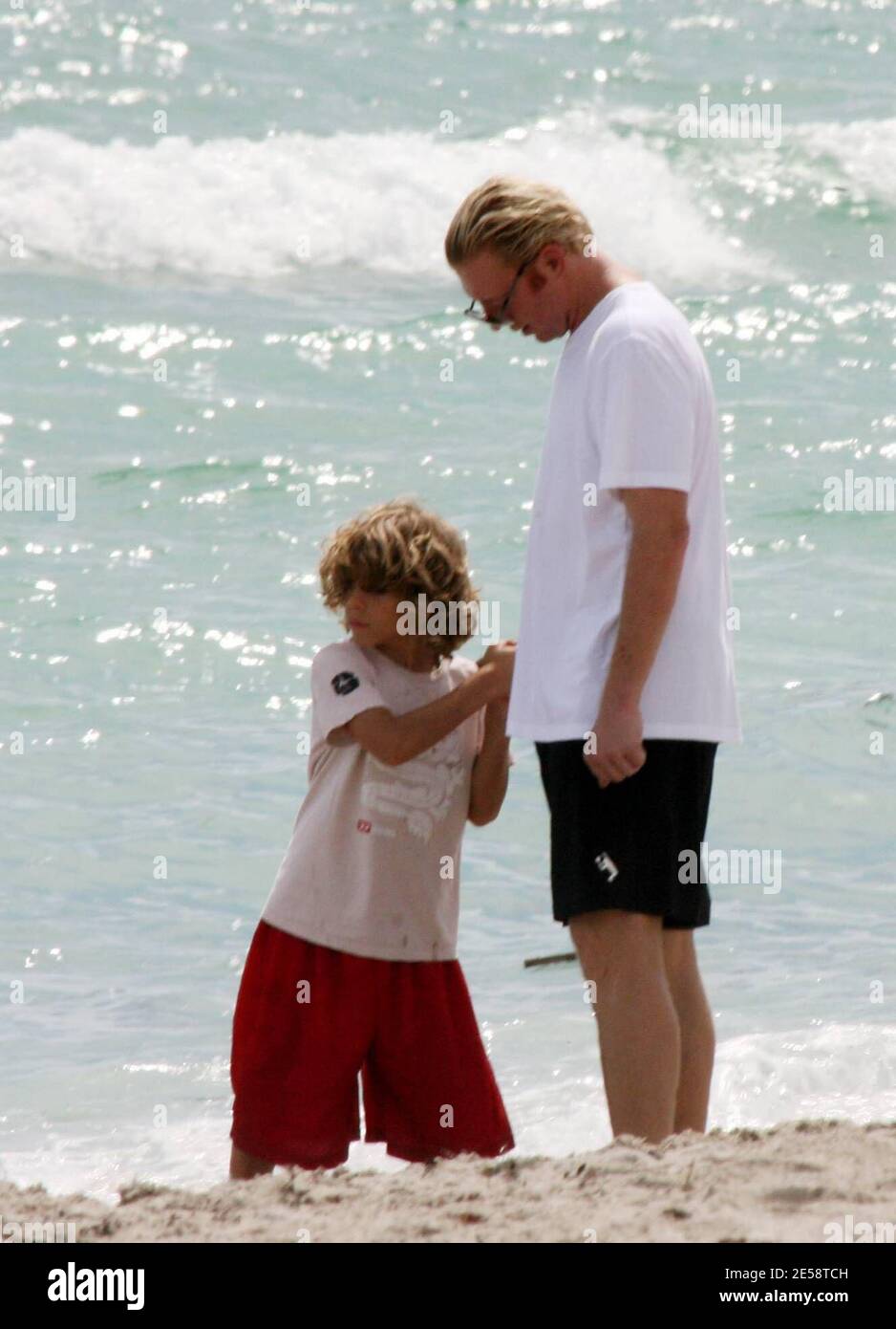 Exclusif !! Boris Becker prend son fils Elias pour une promenade dans le surf. Elias a fait des bombes de sable et les a jetées dans l'océan tandis que papa a tenu son jouet mignon lion, Miami Beach, FL. 10/19/07. [[balise mab]] Banque D'Images