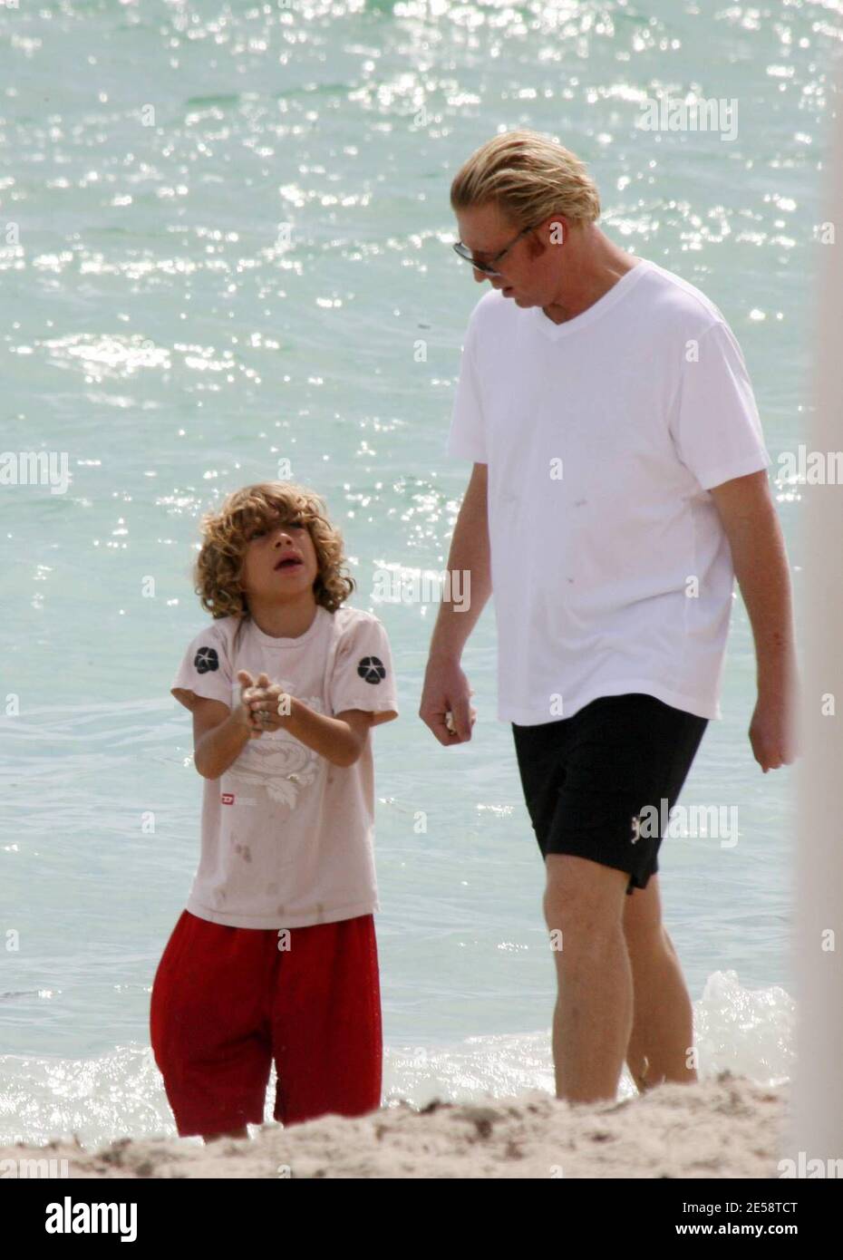 Exclusif !! Boris Becker prend son fils Elias pour une promenade dans le surf. Elias a fait des bombes de sable et les a jetées dans l'océan tandis que papa a tenu son jouet mignon lion, Miami Beach, FL. 10/19/07. [[balise mab]] Banque D'Images