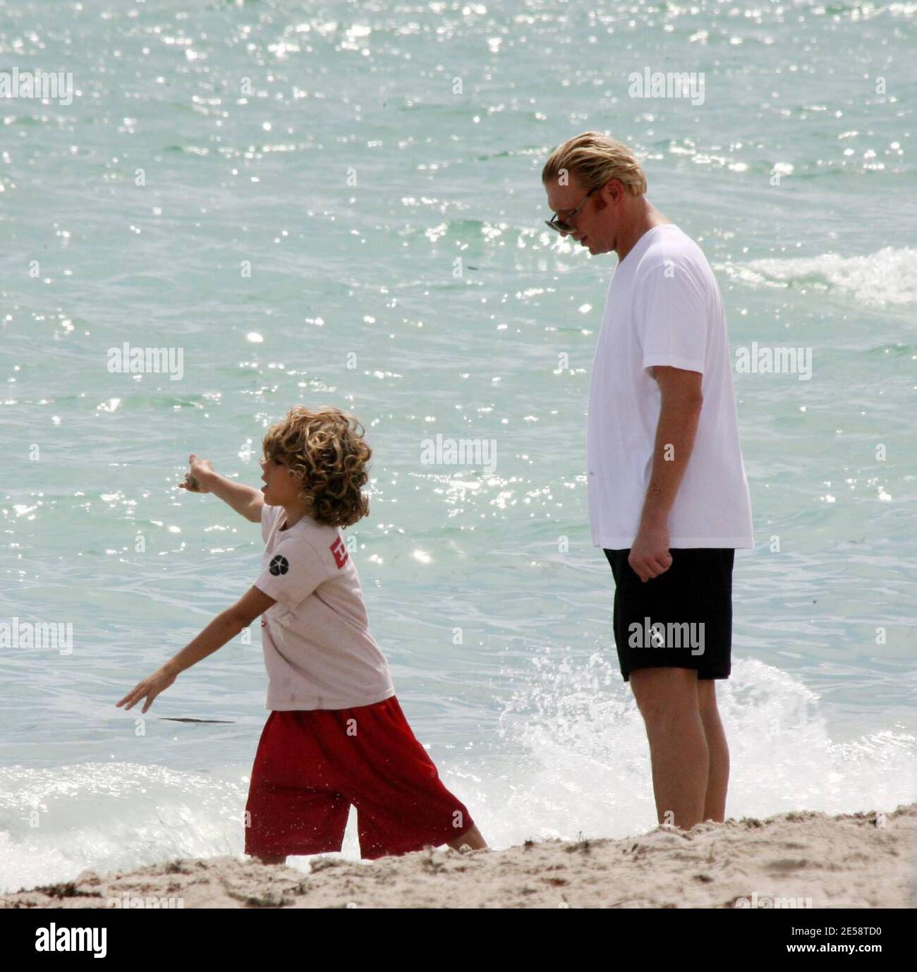 Exclusif !! Boris Becker prend son fils Elias pour une promenade dans le surf. Elias a fait des bombes de sable et les a jetées dans l'océan tandis que papa a tenu son jouet mignon lion, Miami Beach, FL. 10/19/07. [[balise mab]] Banque D'Images