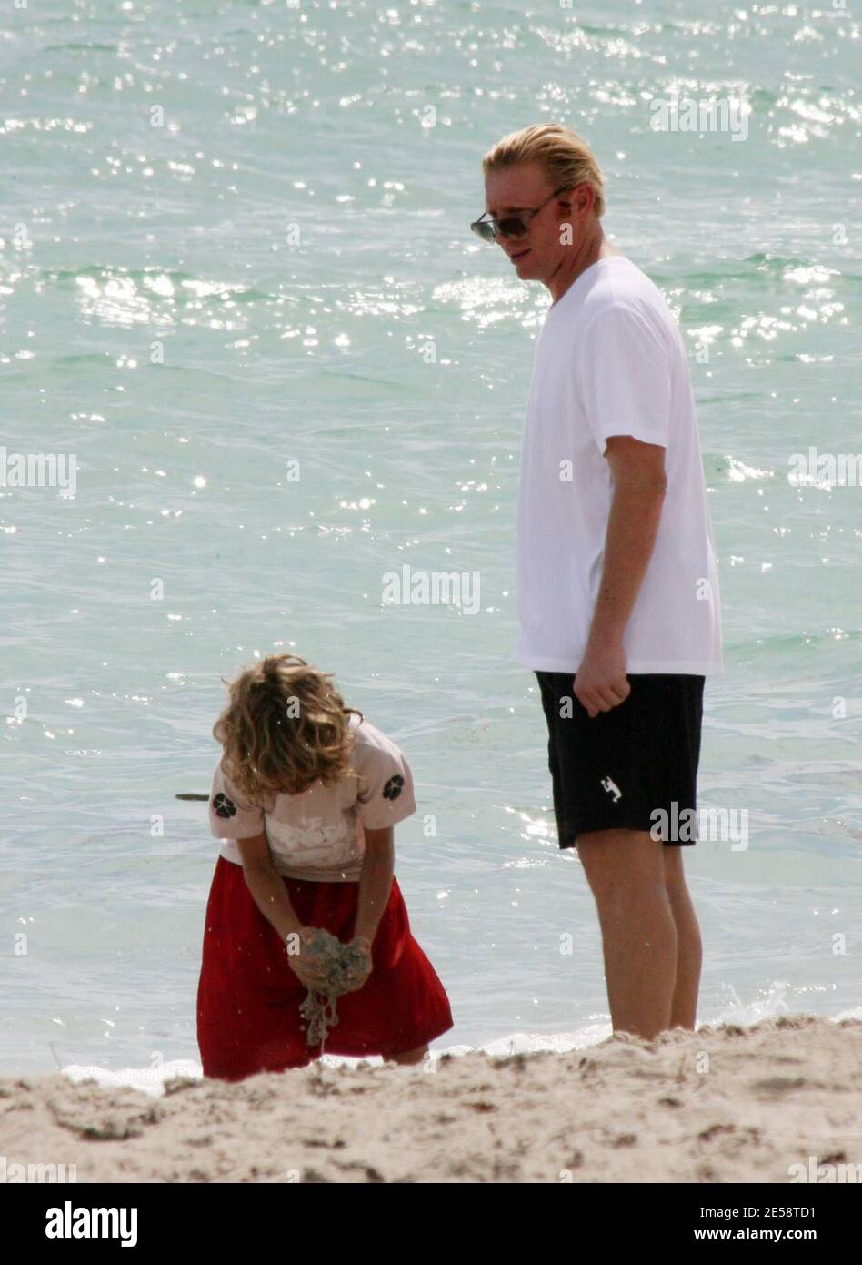 Exclusif !! Boris Becker prend son fils Elias pour une promenade dans le surf. Elias a fait des bombes de sable et les a jetées dans l'océan tandis que papa a tenu son jouet mignon lion, Miami Beach, FL. 10/19/07. [[balise mab]] Banque D'Images