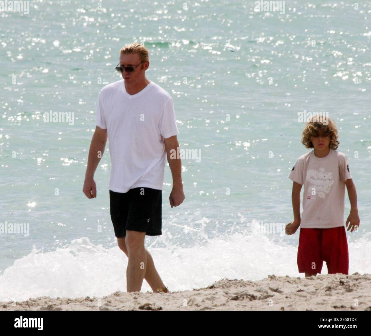 Exclusif !! Boris Becker prend son fils Elias pour une promenade dans le surf. Elias a fait des bombes de sable et les a jetées dans l'océan tandis que papa a tenu son jouet mignon lion, Miami Beach, FL. 10/19/07. [[balise mab]] Banque D'Images