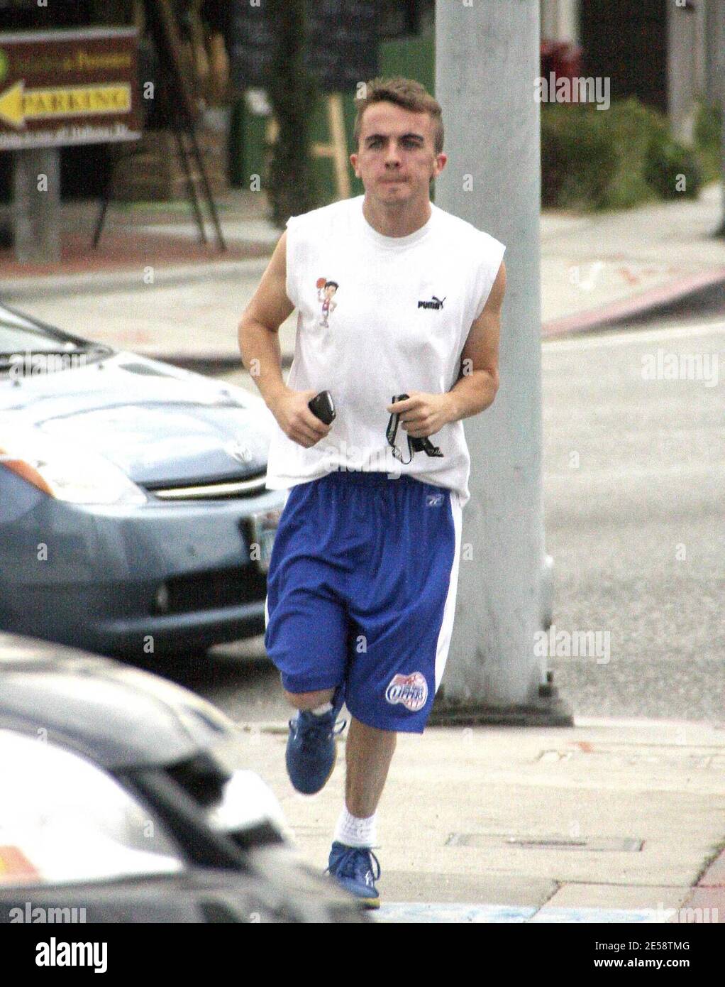 Exclusif !! Frankie Muniz est un zéro! Muniz portait un t-shirt personnalisé tout en faisant du jogging à la salle de gym. West Hollywood, Californie, 10/27/07. [[rac ral]] Banque D'Images
