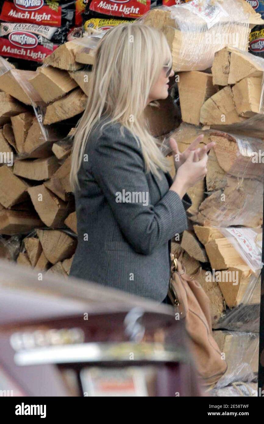 Emma Bunton (alias Baby Spice) quitte Bristol Farms à West Hollywood après avoir fait un peu de shopping. Son équipe de sécurité a sorti les sacs pour elle. West Hollywood, Californie, 10/30/07. [[aab]] Banque D'Images