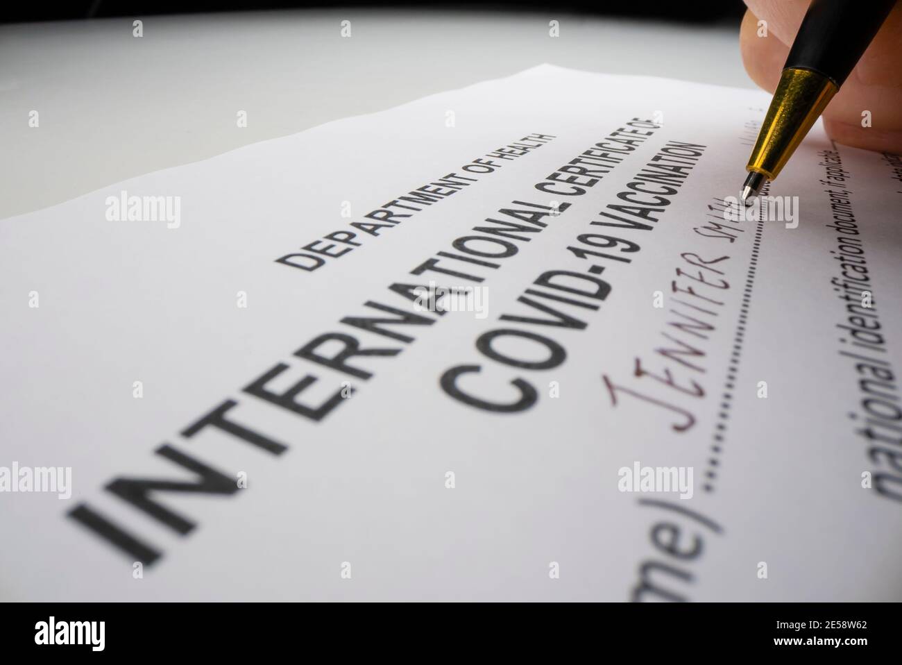 Photo en gros mouvement de l'émission du certificat de vaccination international Covid-19 Banque D'Images