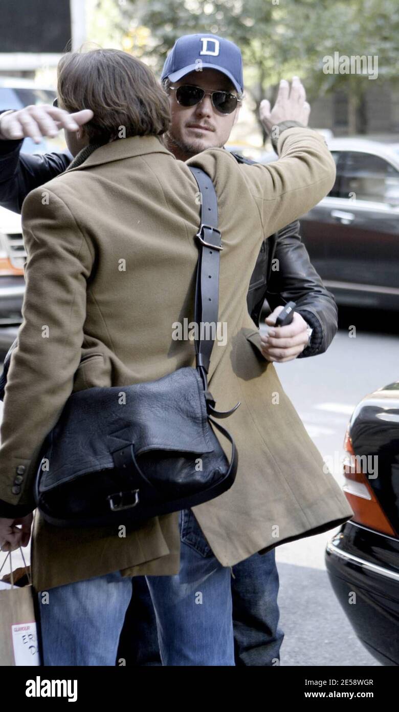 Exclusif !! Eric Dane, star de 'Gray's Anatomie', pose pour une photo avec un fan et dit Au revoir à un ami avec un câlin alors qu'il se dirige vers l'aéroport après un voyage à New York, NY. 11/6/07. [[faa]] Banque D'Images