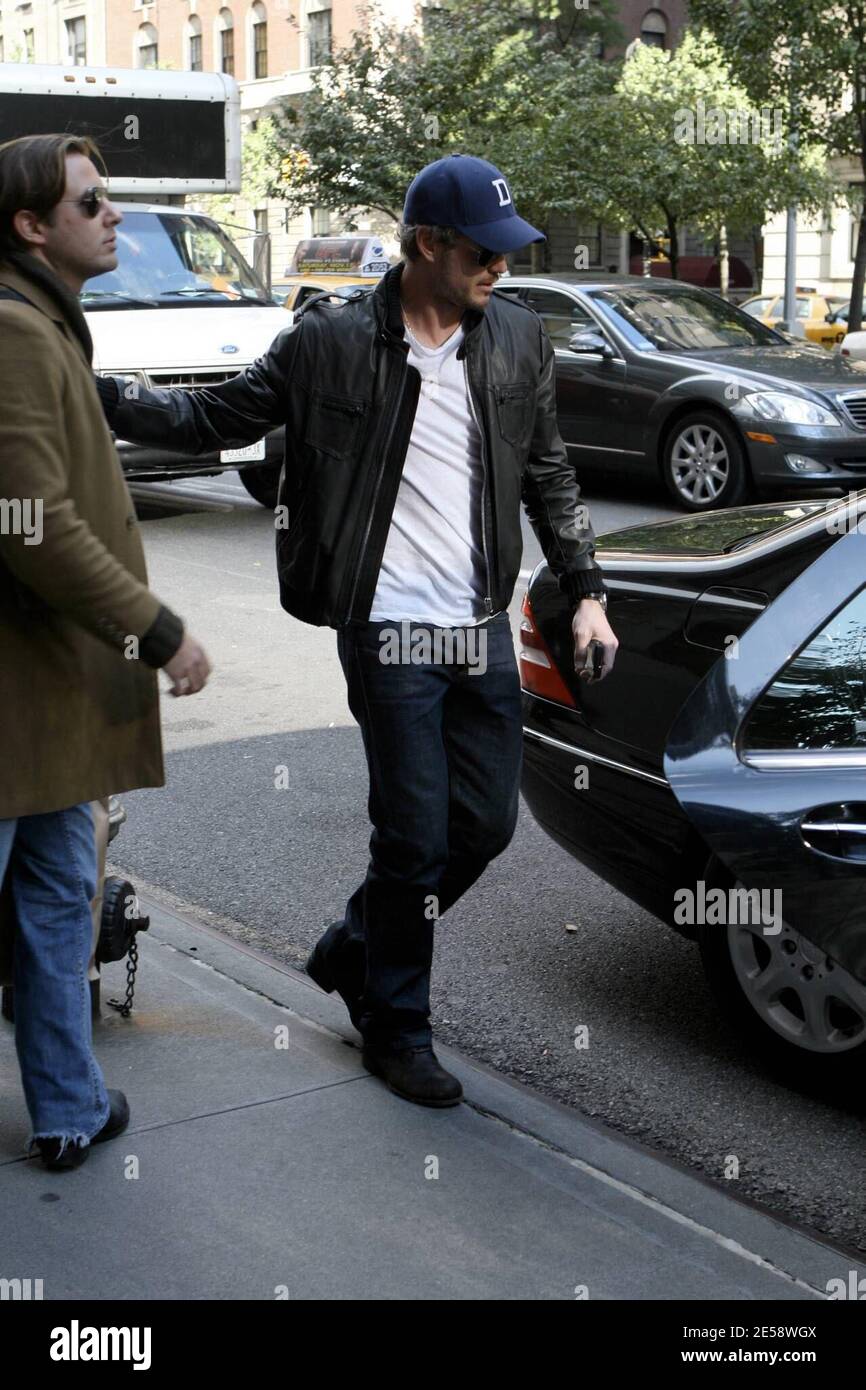 Exclusif !! Eric Dane, star de 'Gray's Anatomie', pose pour une photo avec un fan et dit Au revoir à un ami avec un câlin alors qu'il se dirige vers l'aéroport après un voyage à New York, NY. 11/6/07. [[faa]] Banque D'Images