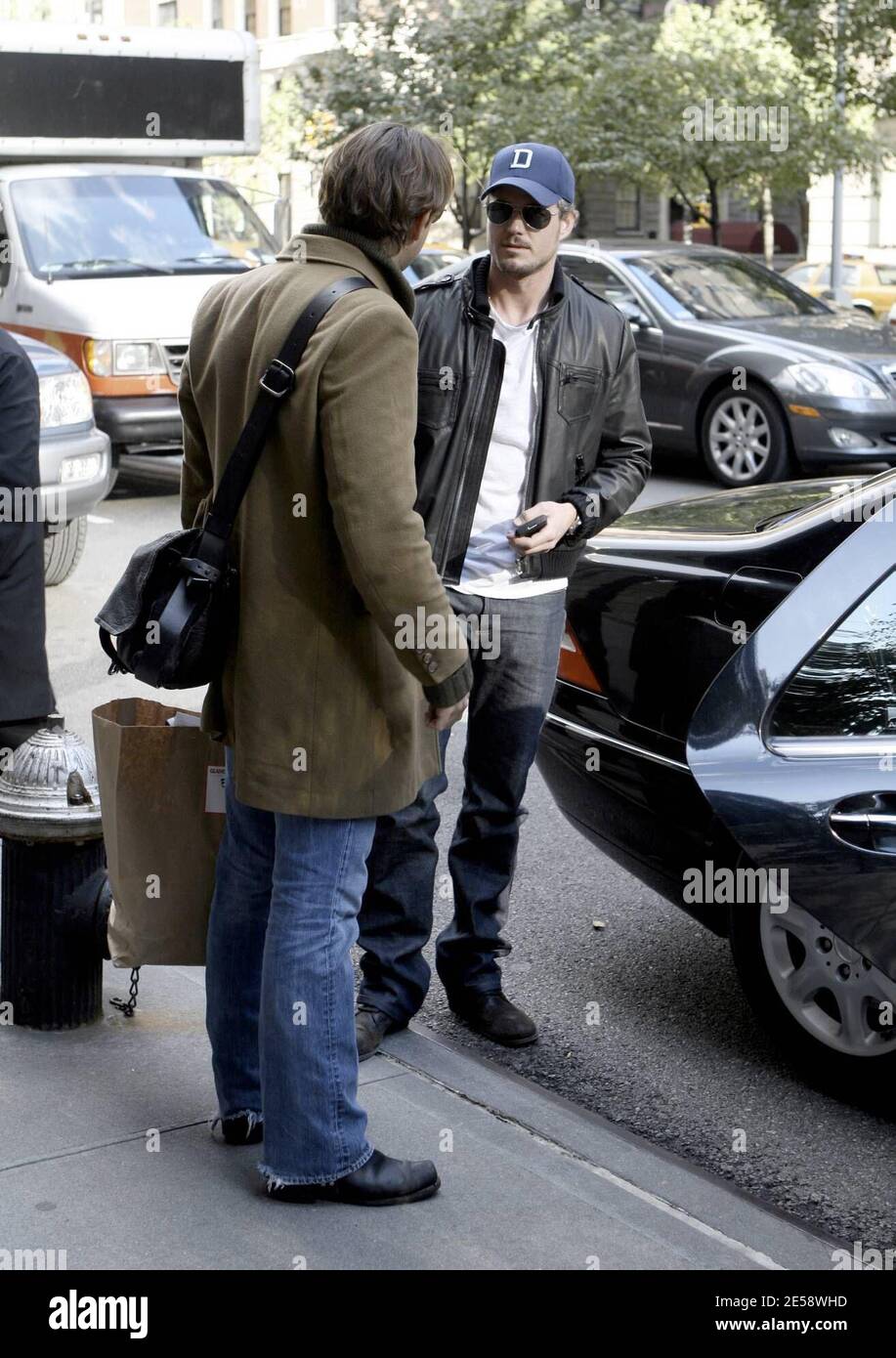 Exclusif !! Eric Dane, star de 'Gray's Anatomie', pose pour une photo avec un fan et dit Au revoir à un ami avec un câlin alors qu'il se dirige vers l'aéroport après un voyage à New York, NY. 11/6/07. [[faa]] Banque D'Images