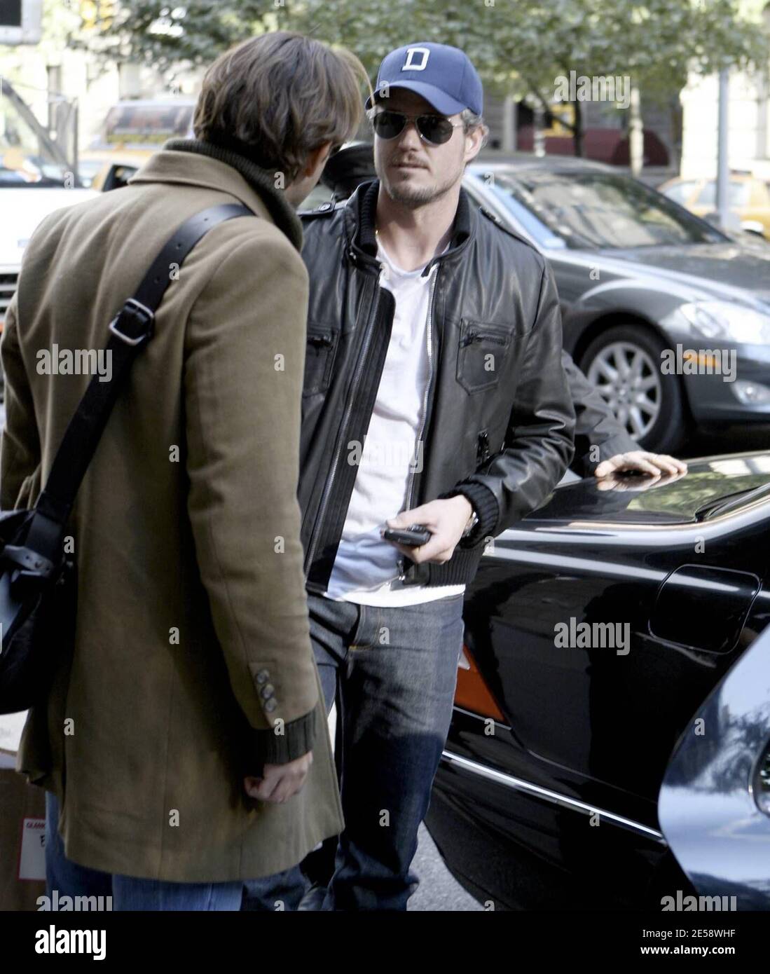 Exclusif !! Eric Dane, star de 'Gray's Anatomie', pose pour une photo avec un fan et dit Au revoir à un ami avec un câlin alors qu'il se dirige vers l'aéroport après un voyage à New York, NY. 11/6/07. [[faa]] Banque D'Images