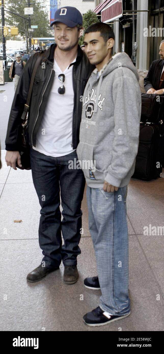 Exclusif !! Eric Dane, star de 'Gray's Anatomie', pose pour une photo avec un fan et dit Au revoir à un ami avec un câlin alors qu'il se dirige vers l'aéroport après un voyage à New York, NY. 11/6/07. [[faa]] Banque D'Images