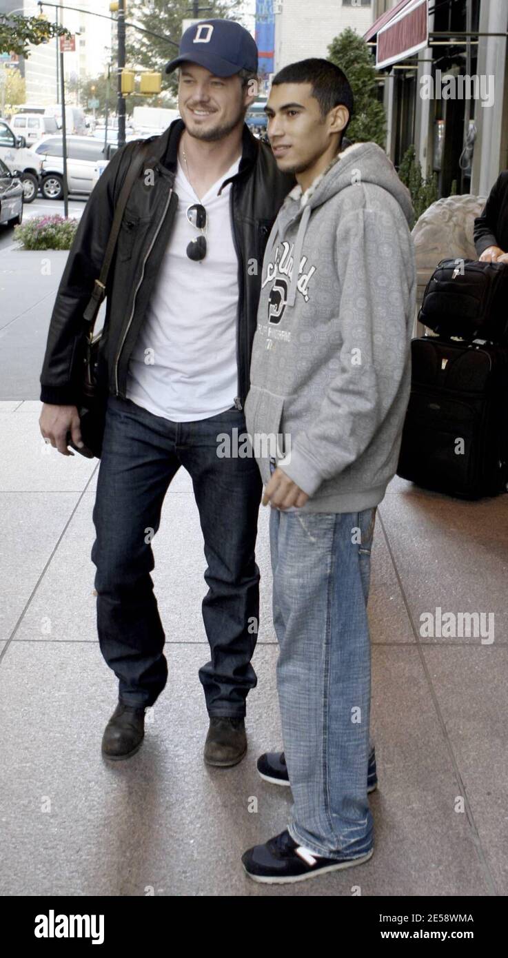 Exclusif !! Eric Dane, star de 'Gray's Anatomie', pose pour une photo avec un fan et dit Au revoir à un ami avec un câlin alors qu'il se dirige vers l'aéroport après un voyage à New York, NY. 11/6/07. [[faa]] Banque D'Images