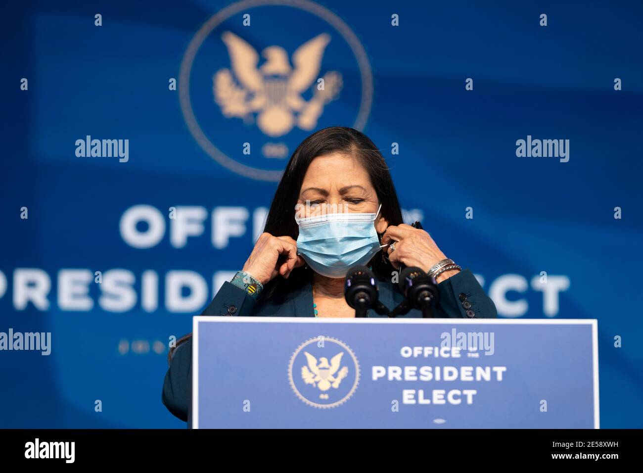 Le congressin Deb Haaland fait des remarques après avoir été présenté comme le candidat du président américain élu Joe Bidens à être le prochain secrétaire américain à l'intérieur au Queen Theatre le 19 décembre 2020 à Wilmington, Delaware. Crédit : Alex Edelman/l'accès photo Banque D'Images