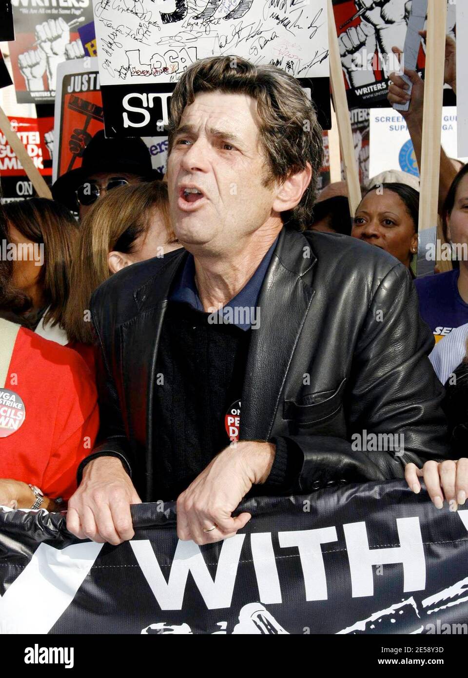 Les Teamsters, SAG et d'autres syndicats ont manifesté leur solidarité avec la WGA frappante en se joignant à un rassemblement massif et en mars à Hollywood. Parmi les célébrités en première ligne figuraient Sandra Oh, Julia Louis Dreyfus, Frances Fisher, Connie Stevens, Alan Rosenberg et James L. Brooks. Bill Paxton, le sénateur John Edwards et Jenna Elfman ont également été vus. Alicia Keyes s'est produit lors d'un rallye qui a précédé la marche de près d'un kilomètre sur Hollywood Blvd. Los Angeles, Californie. 11/20/07. [[WAM]] Banque D'Images