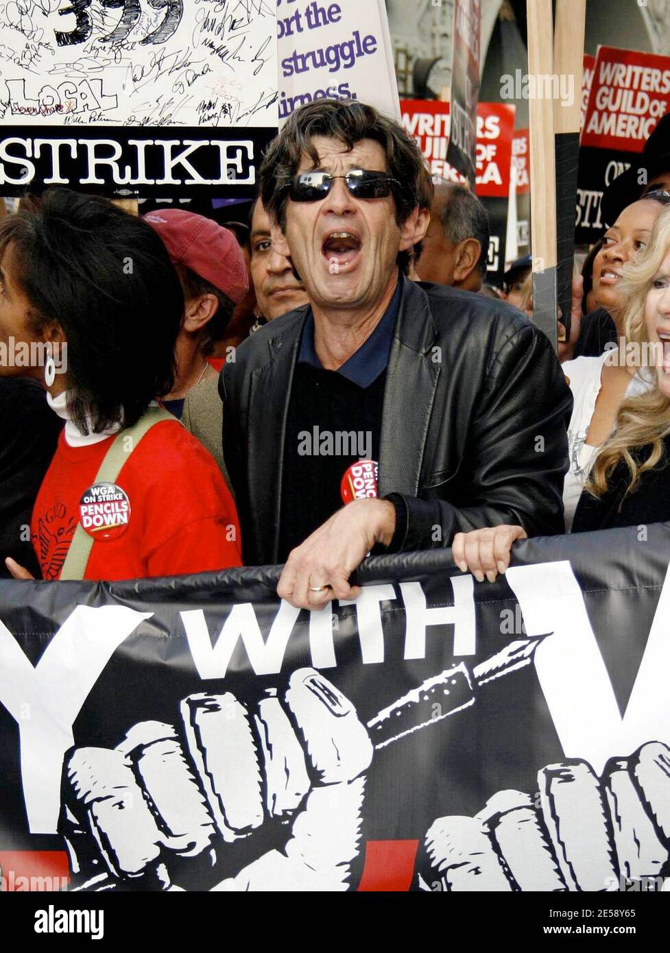 Les Teamsters, SAG et d'autres syndicats ont manifesté leur solidarité avec la WGA frappante en se joignant à un rassemblement massif et en mars à Hollywood. Parmi les célébrités en première ligne figuraient Sandra Oh, Julia Louis Dreyfus, Frances Fisher, Connie Stevens, Alan Rosenberg et James L. Brooks. Bill Paxton, le sénateur John Edwards et Jenna Elfman ont également été vus. Alicia Keyes s'est produit lors d'un rallye qui a précédé la marche de près d'un kilomètre sur Hollywood Blvd. Los Angeles, Californie. 11/20/07. [[WAM]] Banque D'Images