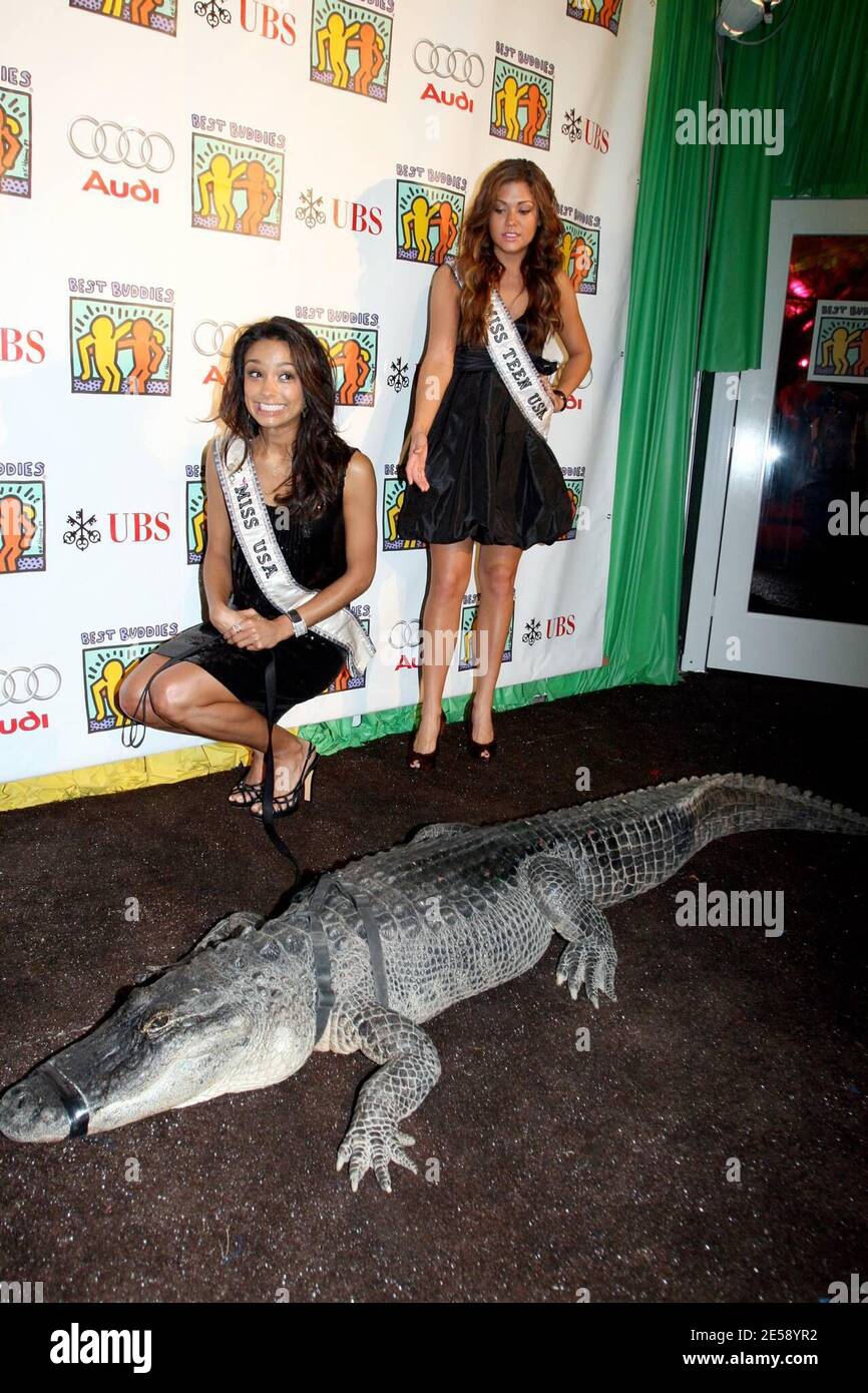 Miss USA Rachel Smith et Miss Teen USA Hilary Cruz arrivent au 11ème Gala annuel des meilleurs compagnons et se font des amis avec quelques animaux de la région. Le Gala, qui soutient les personnes handicapées mentales dans le monde entier, est une soirée inoubliable de don, d'amitié et de plaisir au Bicentennial Park de Miami. Le thème de cette année, le Carnaval brésilien, témoigne de la portée internationale des meilleurs compagnons et offre une célébration de l'art et de la culture brésiliens. Miami, Floride. 12/01/07. [[fal]] Banque D'Images